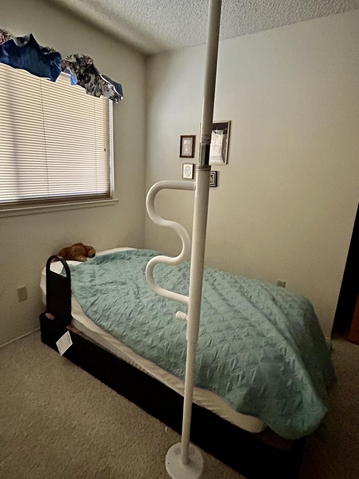 Stander Wonder Pole, Security-Pole and Curve Grab Bar, Tension Mounted Floor to Ceiling Transfer-Pole for Seniors, Elderly Adults, Bathroom Safety Assist and Stability Rail, White customer photo 1