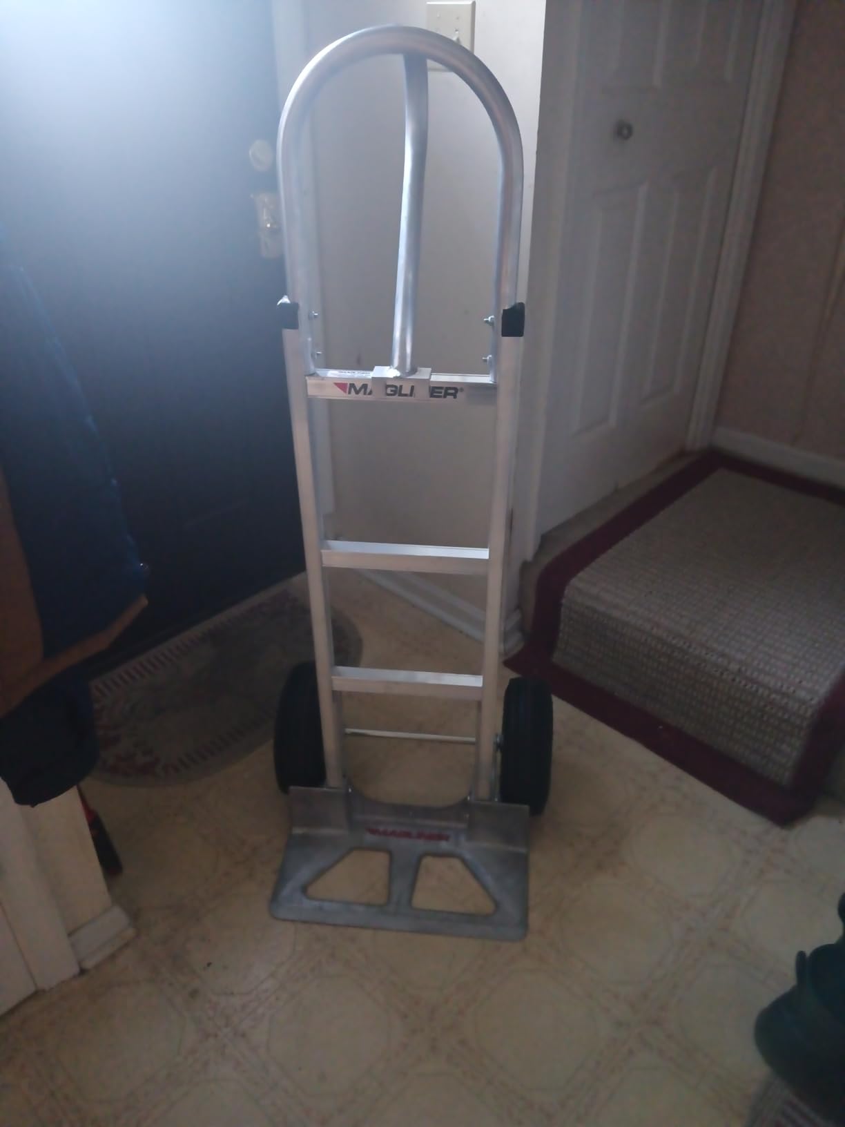 Magline HMK15AUA4 Aluminum Hand Truck, Vertical Loop Handle, Pneumatic Wheels, 500lbs Capacity customer photo 2