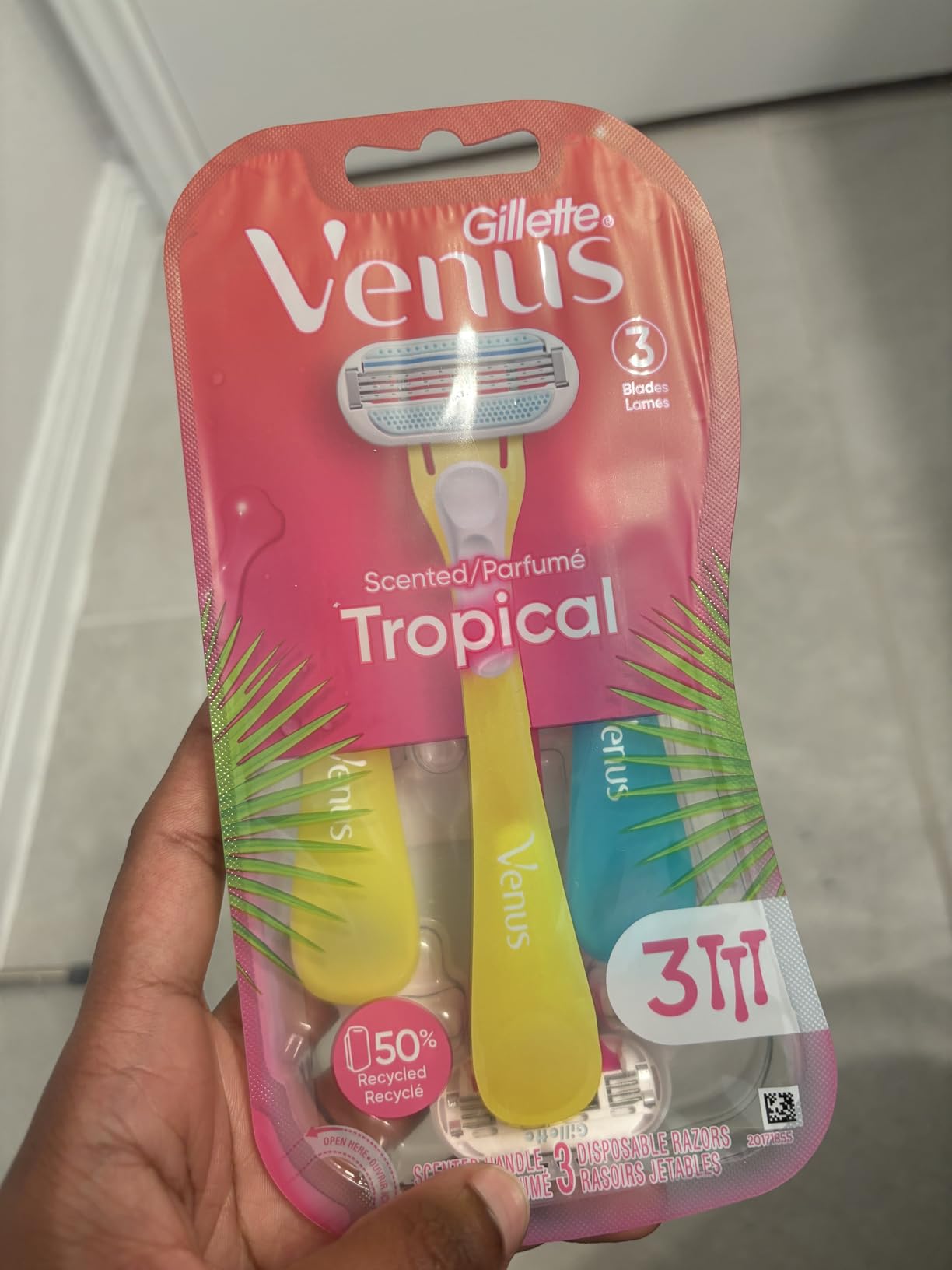 Gillette Venus Tropical Women's Disposable Razor, 3 Count customer photo 1