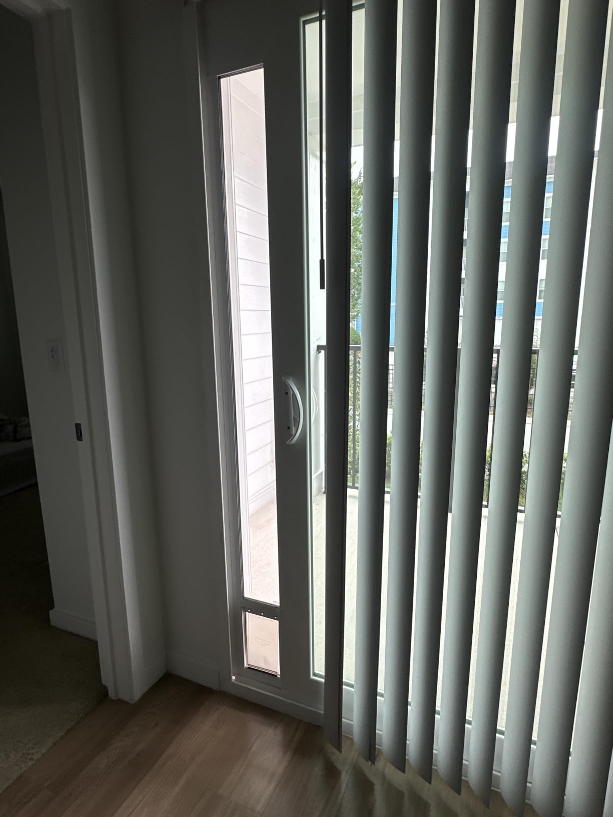 PetSafe Sliding Glass Pet Door, 1 Piece, Large Dogs to 100 lbs, White customer photo 1