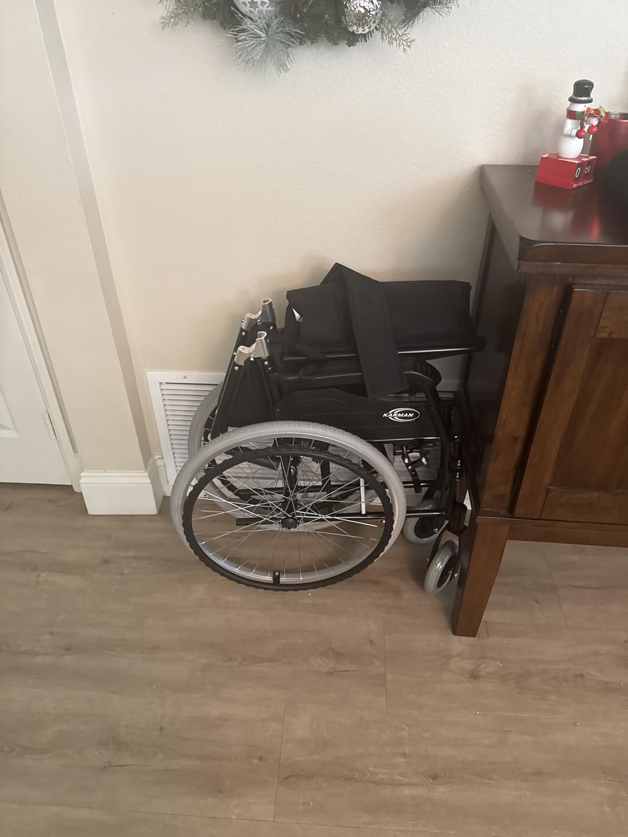 Karman 24 pounds LT-980 Ultra Lightweight Wheelchair, Black customer photo 2