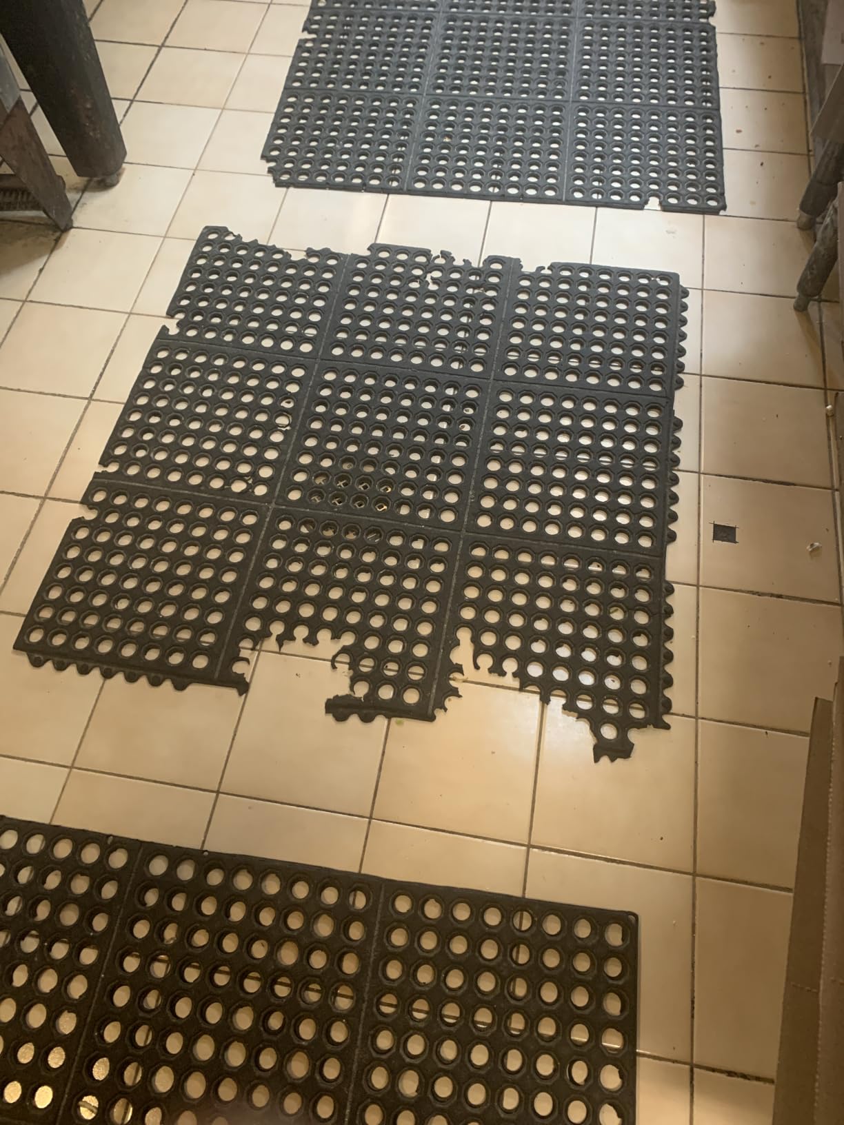New Star Foodservice Commercial Grade Grease Resistant Anti-Fatigue Interlocking Rubber Floor Mat, 36