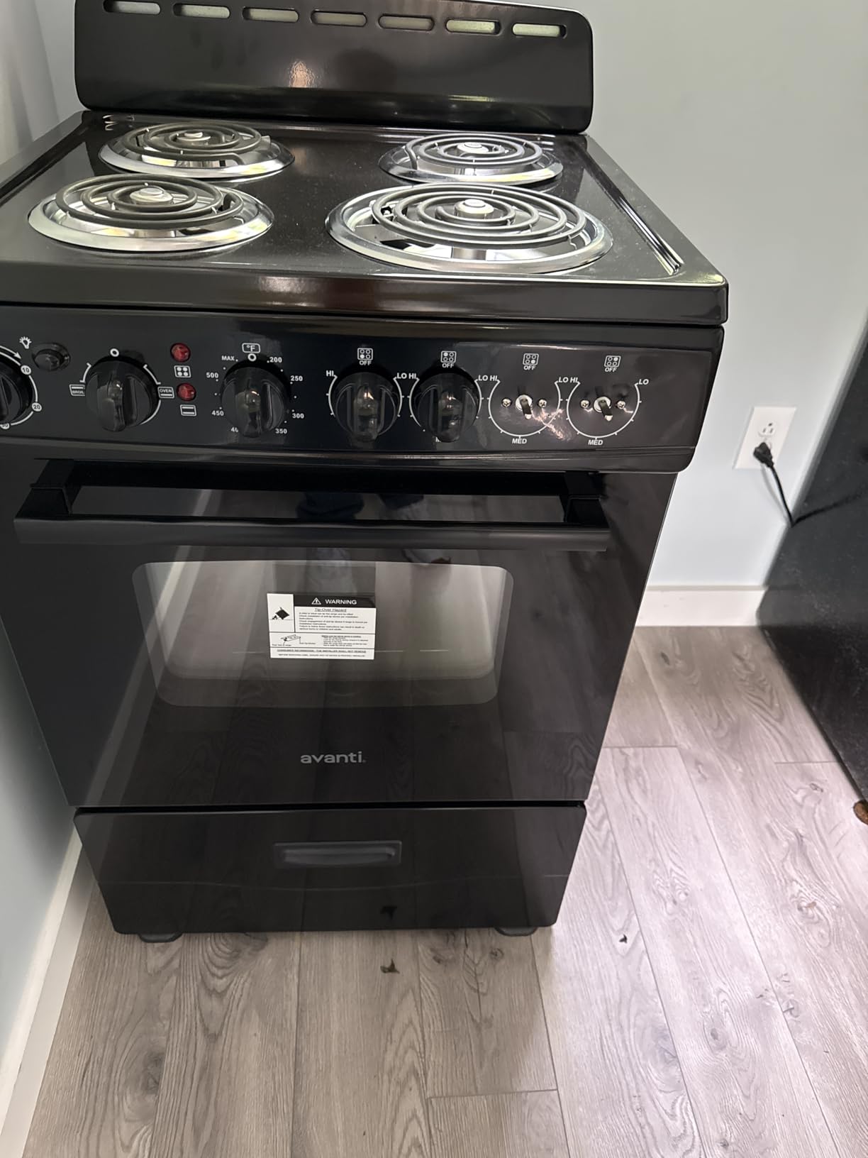 Avanti Electric Range Oven Compact Design, 2.6-Cu.Ft. Capacity with 4 Coil Burners, Framed Glass Oven Door, Storage Drawer and Broiler with Pan Perfect for Apartment RV Tiny Home, 24-Inch, Black customer photo 1