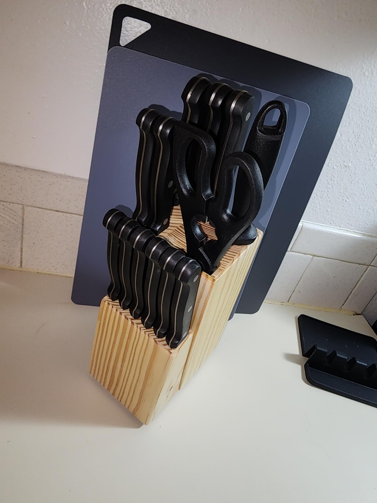 Amazon Basics 14-Piece High Carbon Stainless Steel Kitchen Knife Set with Full Tang Construction, Ergonomic Handles, Sharpener and Pinewood Block, Black customer photo 2