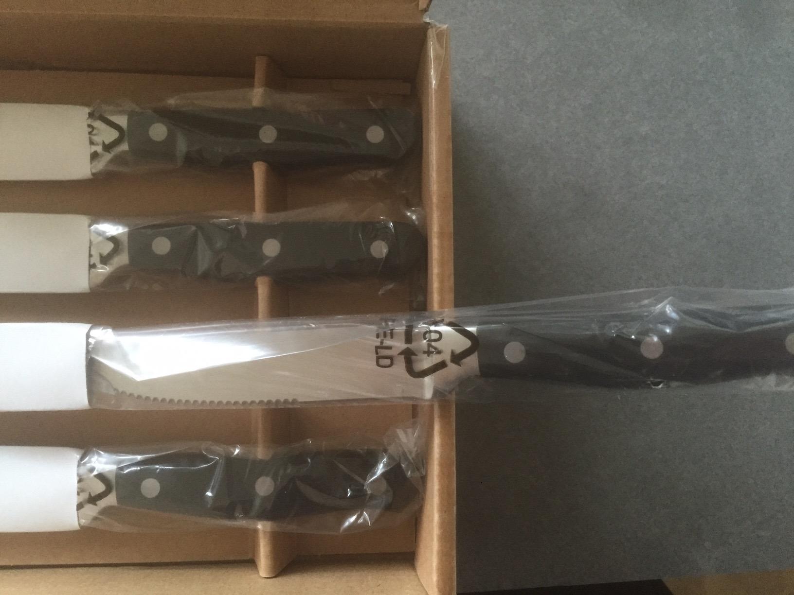 Amazon Basics 8-Piece Full Tang Stainless Steel Serrated Steak Knife Set, 4.5