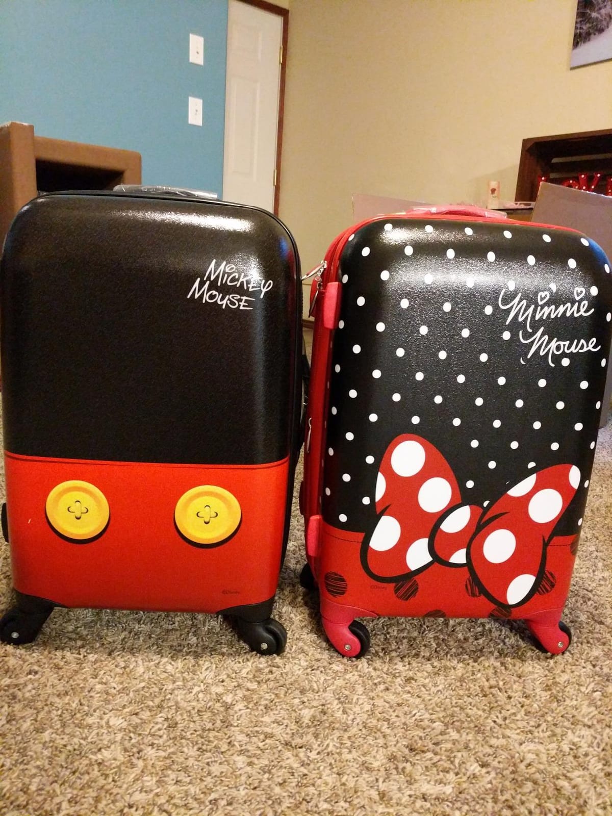 American Tourister Disney Hardside Luggage With Spinner Wheels, Minnie Mouse Red Bow, Carry-On 21-Inch customer photo 2