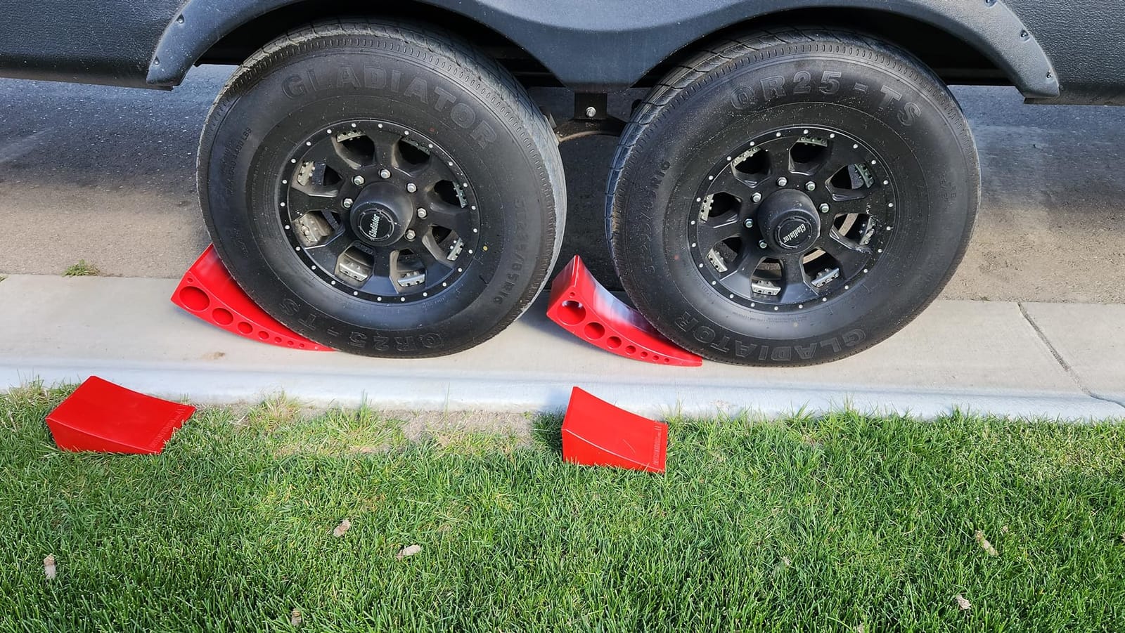 Andersen Hitches 2-Pack Camper Leveler Blocks for RVs and Trailers Up to 30000 lbs Precise 1/2 to 4 Inch Leveling Made in USA customer photo 1