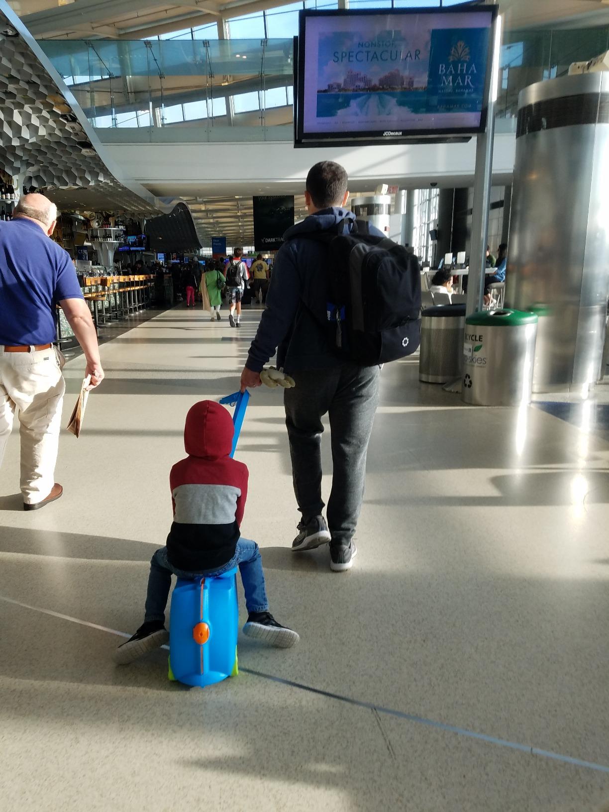 Trunki Ride-On Kids Suitcase | Tow-Along Toddler Luggage | Carry-On Cute Bag with Wheels | Kids Luggage and Airplane Travel Essentials: Una Unicorn Turquoise customer photo 2
