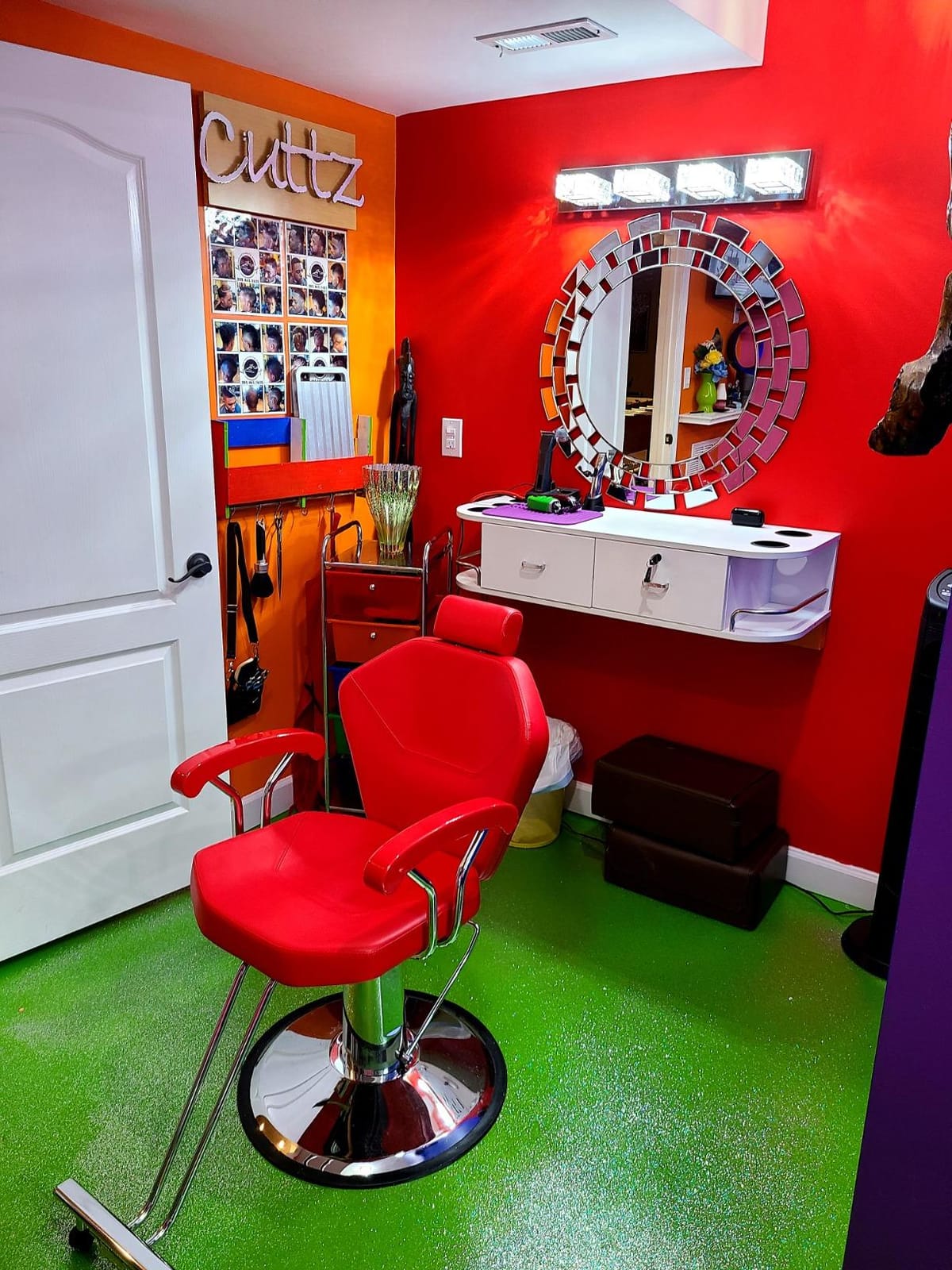 BarberPub Wall Mount Styling Station with Lockable Drawer (Black) customer photo 1