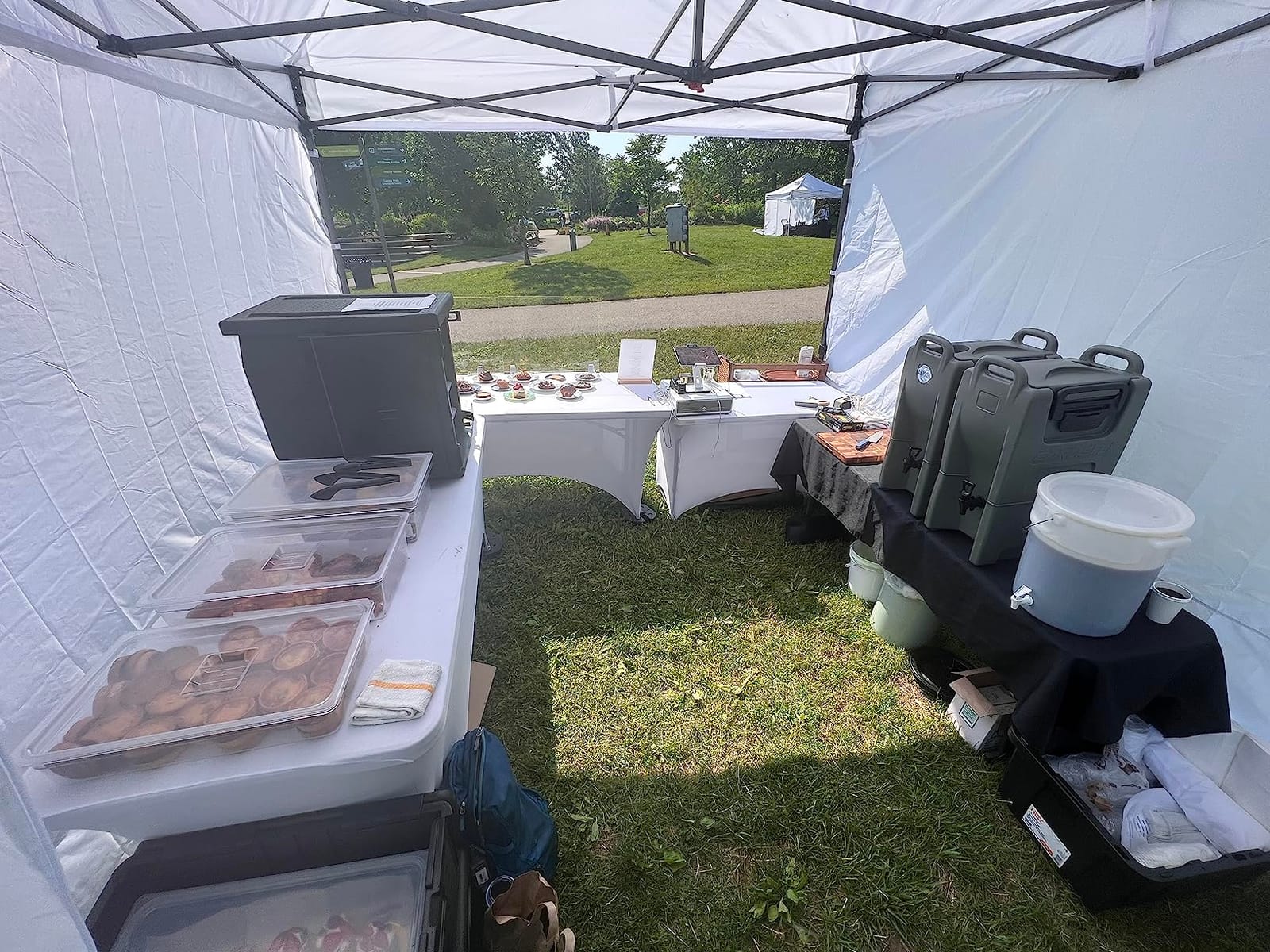Cambro GoBox Insulated Lightweight Thermal Hot Box and Food Pan Carrier (EPP400 - Holds Four 4 Inch Pans) - Hotbox and Food Warmer for Catering & Transport - Front Load (Gray) customer photo 2