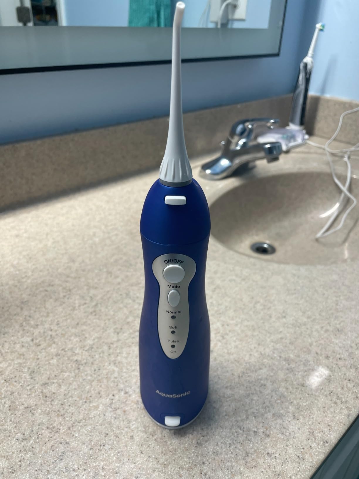 AquaSonic Aqua Flosser - Cordless Rechargeable Water Flosser for Teeth - Waterproof, Portable Oral Irrigator for Dental Cleaning with 5 Jet Tips – Braces Home Travel customer photo 1