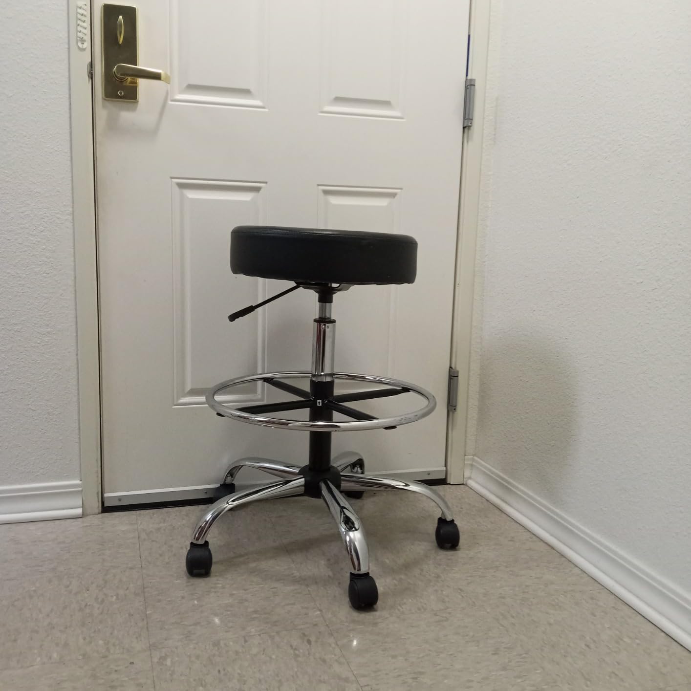 Amazon Basics Multi-Purpose Adjustable Drafting Spa Bar Stool with Sturdy Foot Rest, Back Support Cushion, 360° Swivel and Wheels, Black customer photo 2