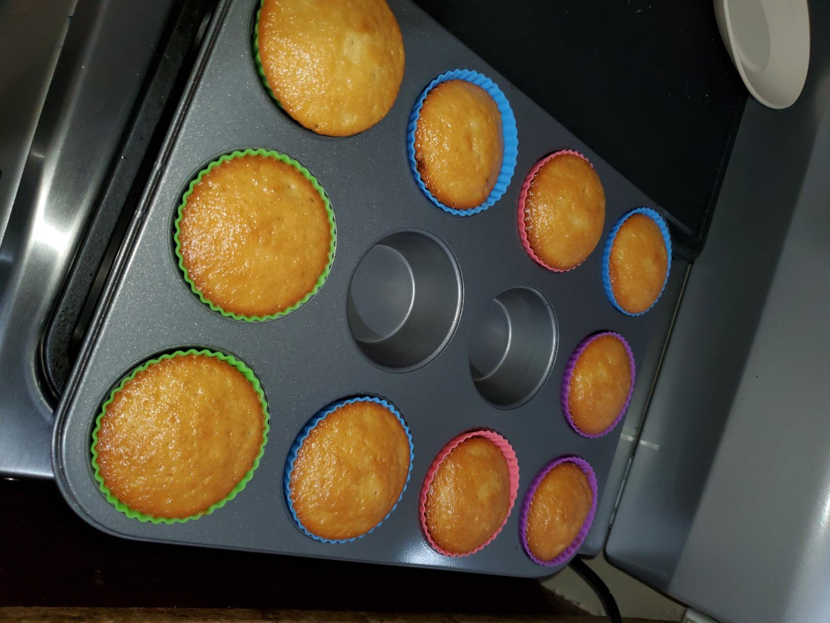 Amazon Basics 6 Piece Nonstick Carbon Steel Bakeware Set with Cake, Muffin, Cookie, and Loaf Pans, Easy Release, Oven Safe, 16.25 x 11.75 x 6.25 inches customer photo 2
