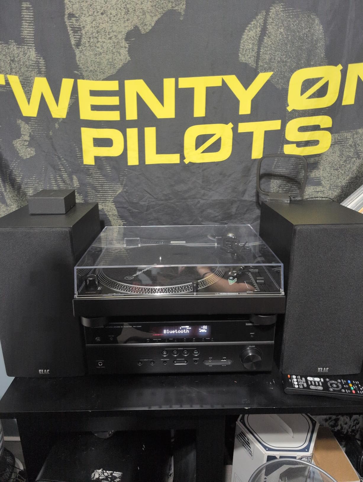 ELAC Debut 2.0 B5.2 Bookshelf Speakers, Black (Pair) - 1” Cloth Dome Tweeter & 5.25” Aramid Fiber Woofer - 2-Way Bass Reflex - Up to 35,000 Hz Response customer photo 1