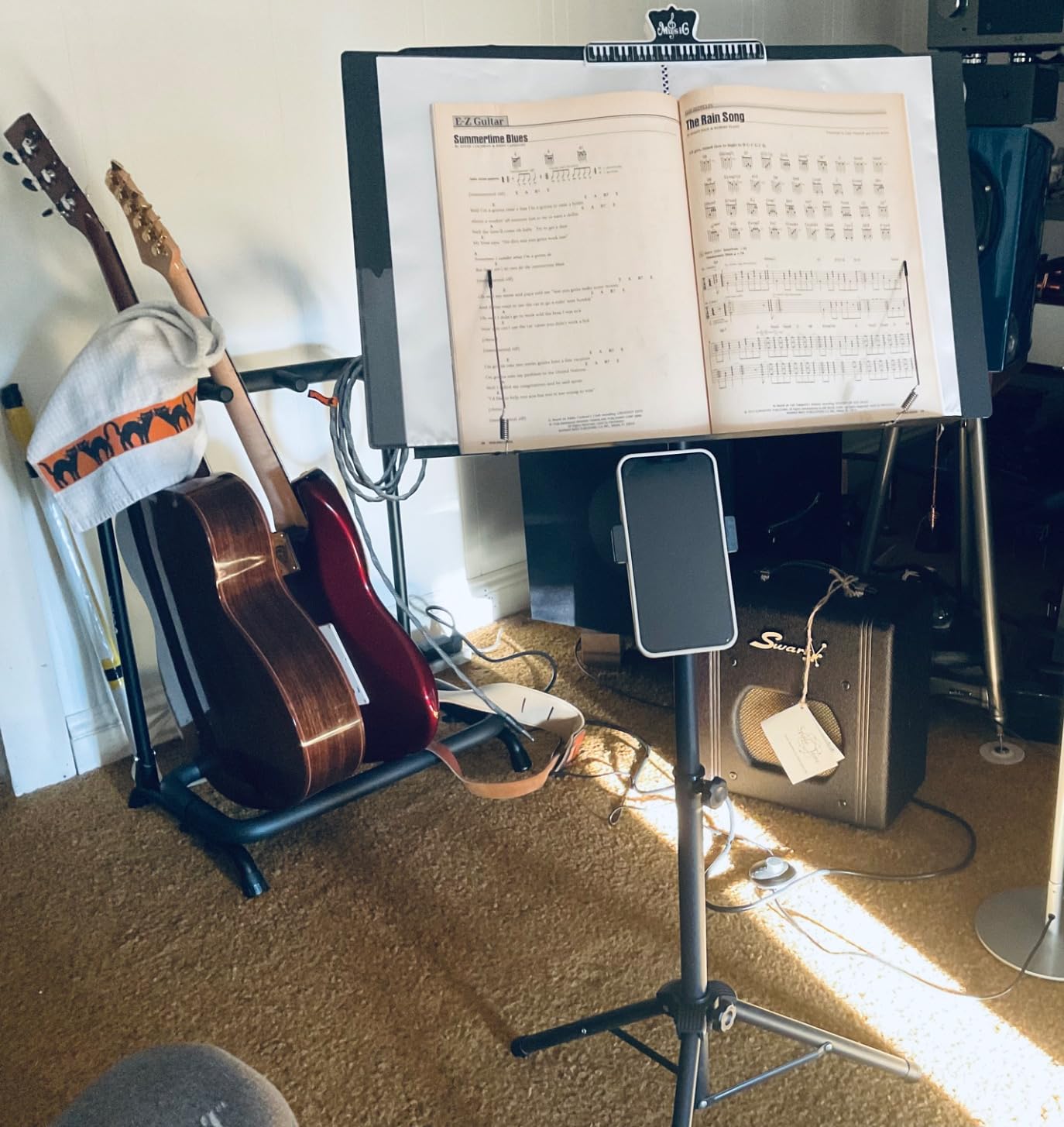 GLEAM Sheet Music Stand - Full Metal with Carrying Bag, Phone Holder, Sheet Music Folder and Clip, 5 in 1 Desktop Book Stand - Black customer photo 1