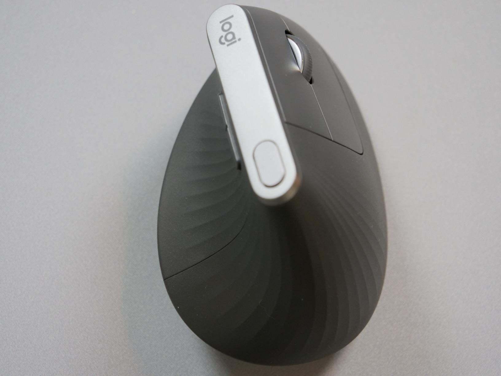 Logitech MX Vertical Wireless Mouse Ergonomic Design - Graphite customer photo 1