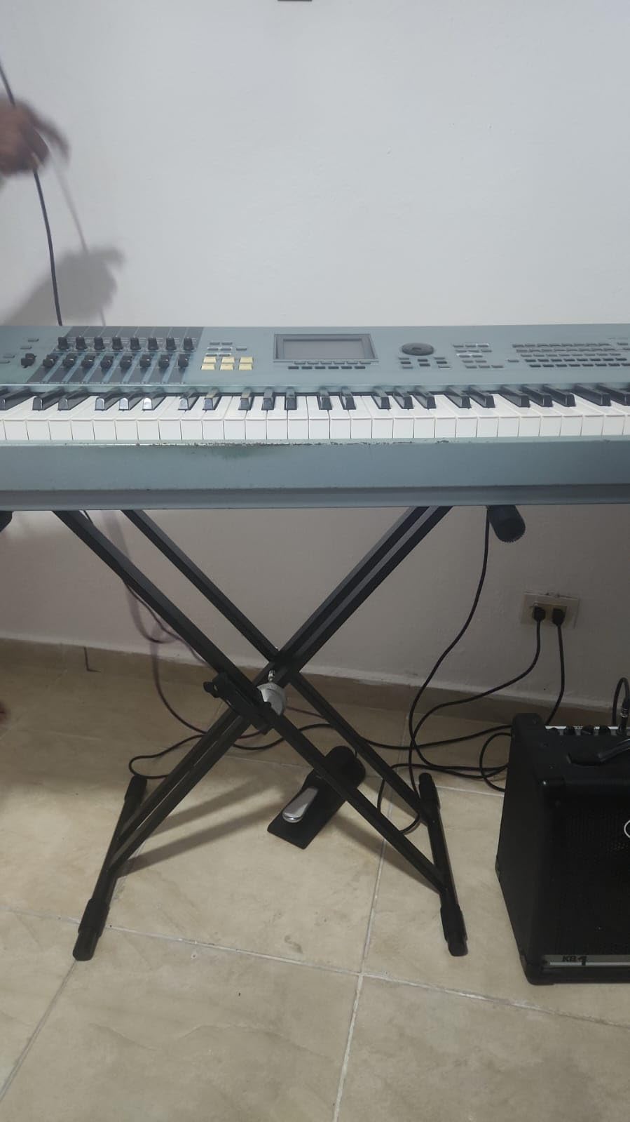 Amazon Basics Keyboard and Piano Stand, Adjustable Height, Portable Single-X-Shape, Stable Steel Construction, Black customer photo 1