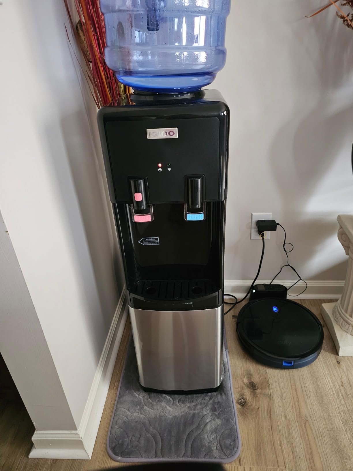 Frigidaire EFWC498 - Top Loading Cooler Dispenser -Hot & Cold Water - Child Safety Lock - Innovative Slim & Sleek Design, Holds 3 or 5 Gallon Bottles - Black customer photo 1