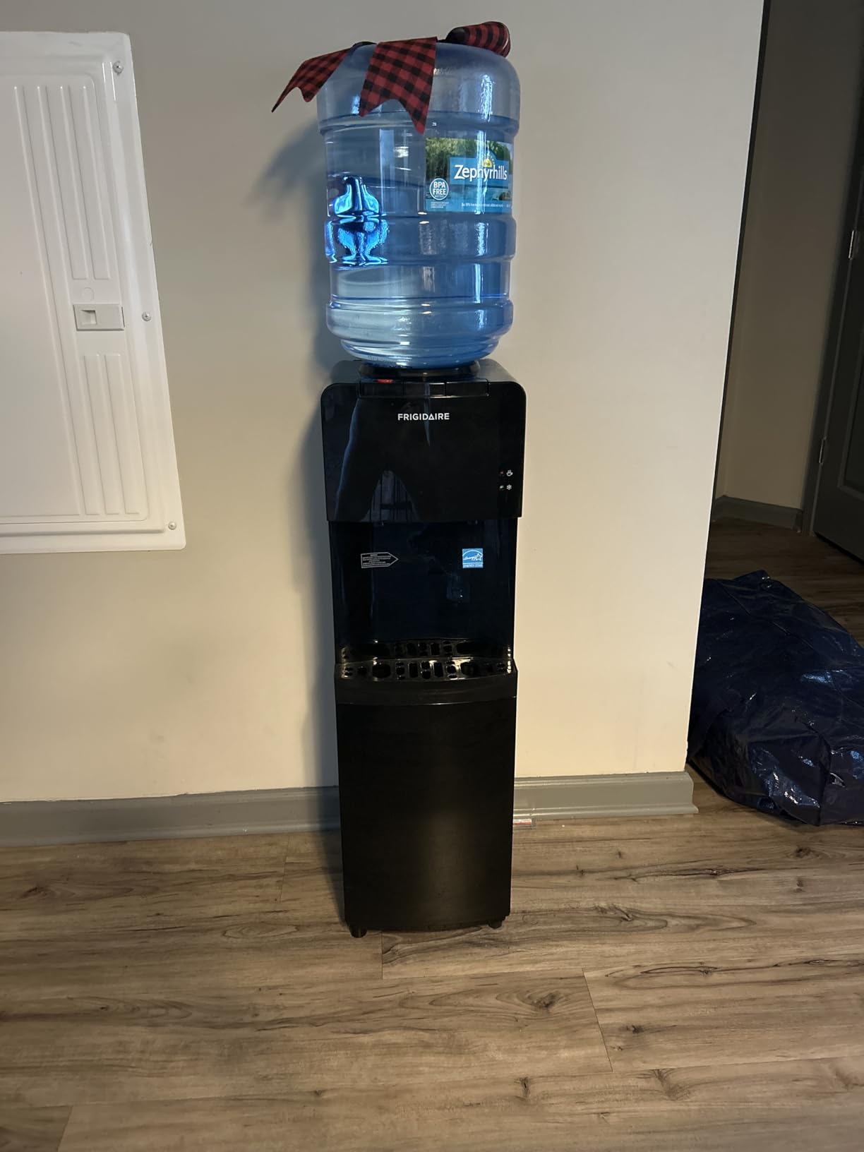 Frigidaire EFWC498 - Top Loading Cooler Dispenser -Hot & Cold Water - Child Safety Lock - Innovative Slim & Sleek Design, Holds 3 or 5 Gallon Bottles - Black customer photo 2