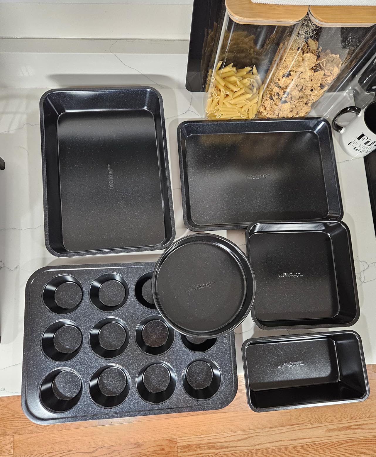 NutriChef 6-Piece Nonstick Bakeware Set, Carbon Steel Baking Pans Set, Includes Cookie Sheets, Wide & Square Bake Pans, Bread Loaf & Round Cake Pan, Muffin Pan - Gold customer photo 1
