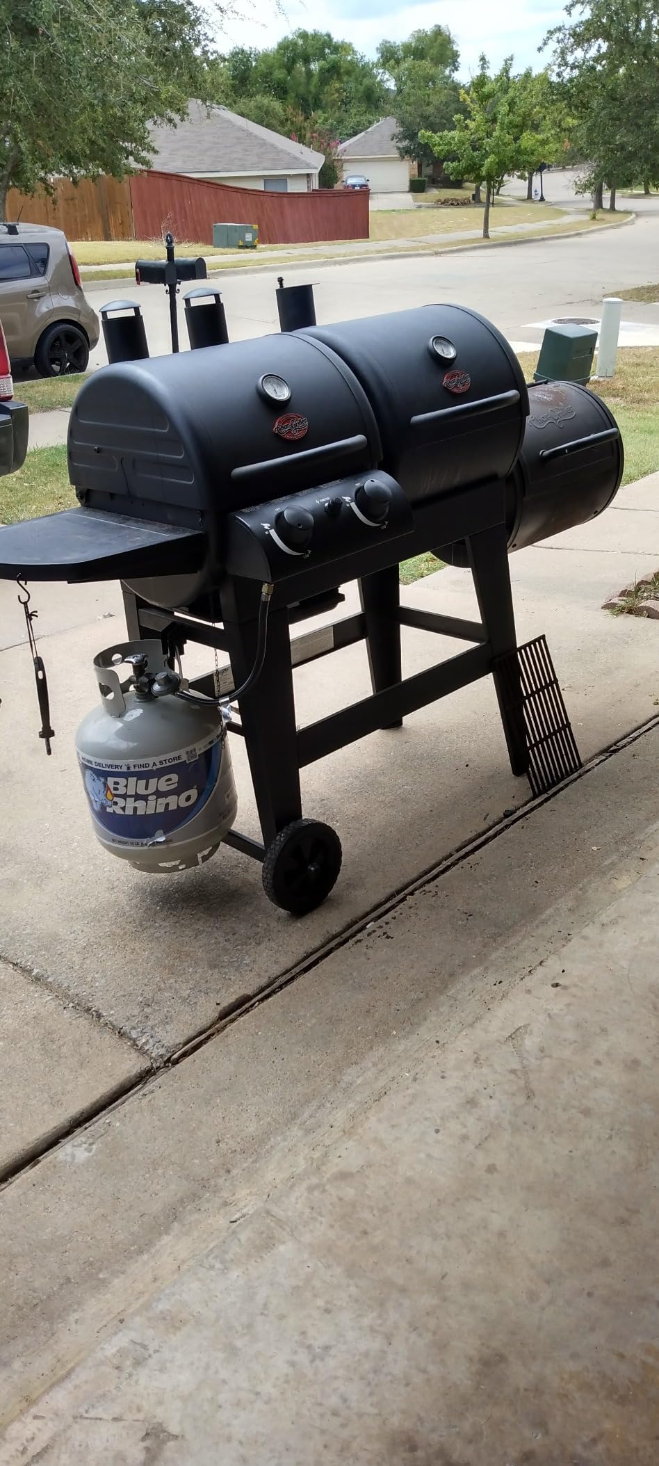 Char-Griller® Dual-Function 2-Burner 24,000 BTU Propane Gas and Charcoal Combination Grill and Smoker with 870 Cooking Square Inches in Black, Model E5030 customer photo 2