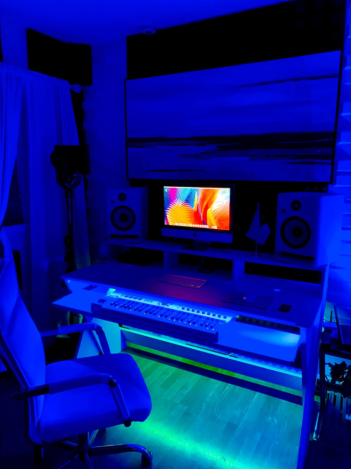 Glorious Sound Desk Pro Professional Studio Workstation in Black customer photo 2