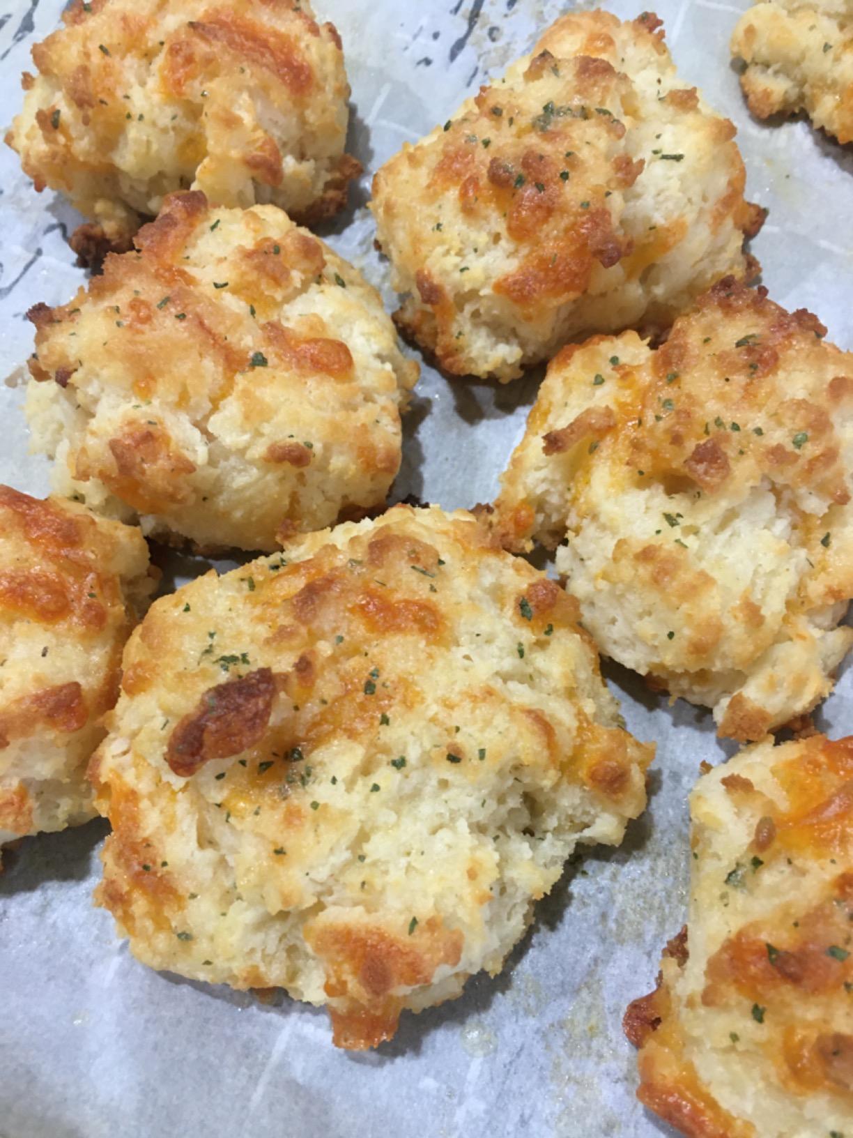 Red Lobster Gluten Free Cheddar Bay Biscuit Mix With Garlic Herb Seasoning, Cheddar Gluten Free Biscuit Mix, 11.36 Oz Box (Pack of 1) customer photo 2