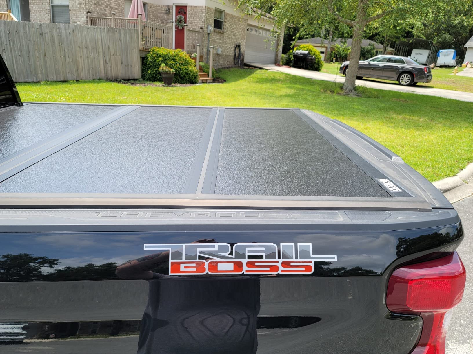 Gator EFX Hard Tri-Fold Truck Bed Tonneau Cover - Secure Cargo Protection - Sleek Low-Profile Tri-Fold Design - Fits 2019-2026 Chevy/GMC Silverado/Sierra - 5'10