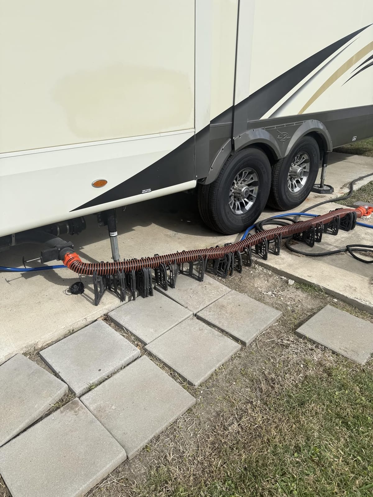 Camco RhinoEXTREME 20' RV Sewer Hose Kit – Premium Sewer Kit — Pre-Assembled & Ready-to-Use — Includes 4-in-1 Dump Station Adapter & Storage Caps — Crush & Abrasion Resistant (21012) customer photo 2