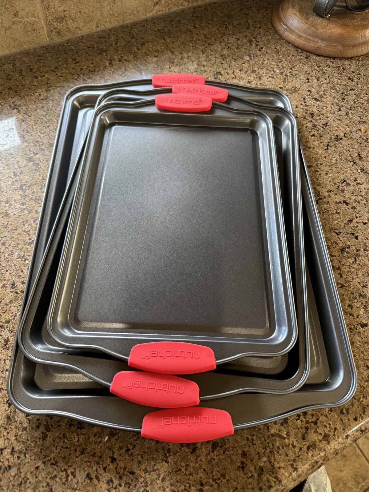 NutriChef 10-Piece Nonstick Kitchen Oven Baking Pans - Premium & Stylish Non-Stick Carbon Steel - Commercial Grade Restaurant Quality Metal Bakeware with Silicone Handles - Easy to Clean, NCSBS10S customer photo 2
