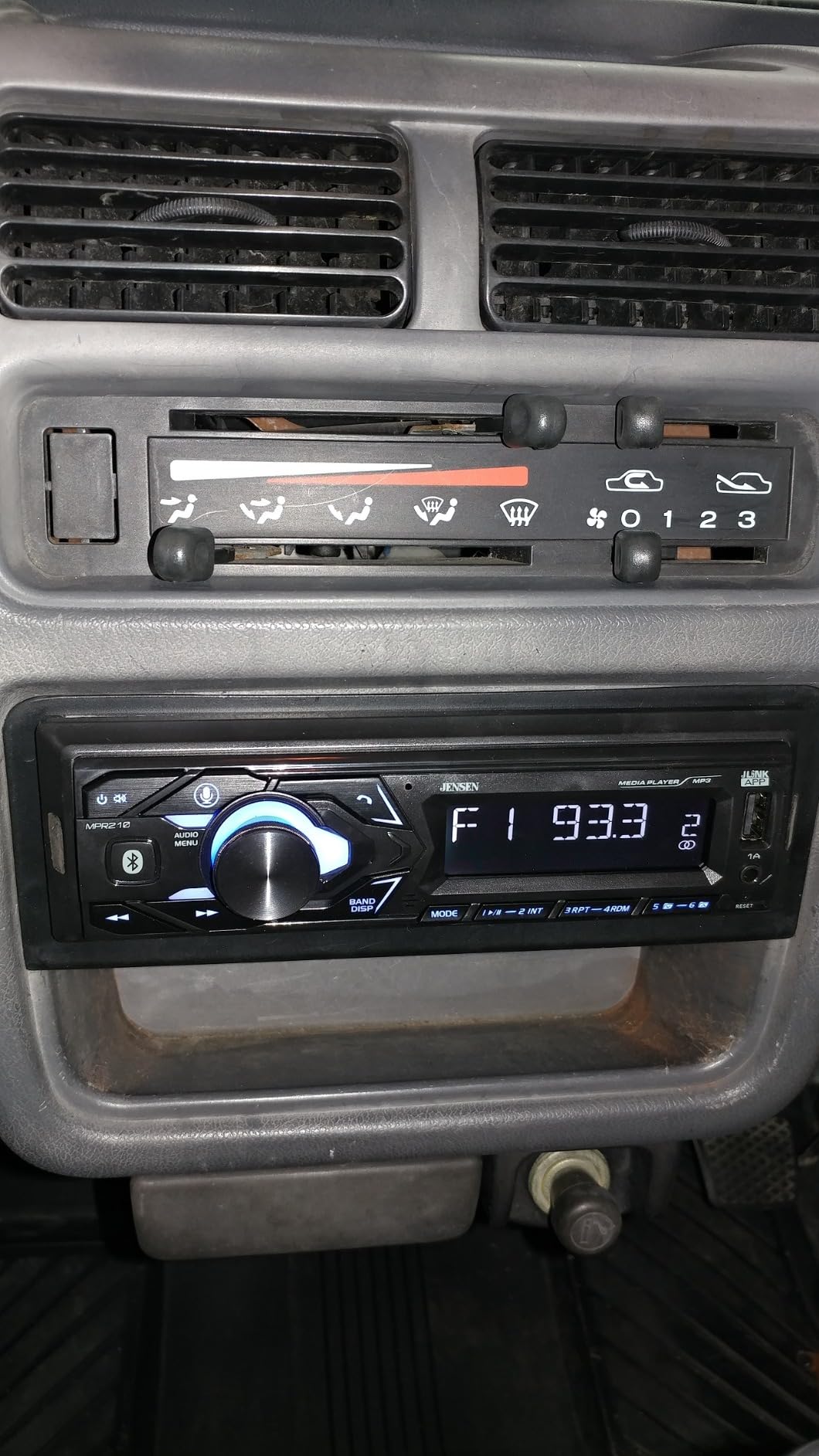 Jensen MPR210 Single DIN Bluetooth Car Stereo, Hands-Free, AM/FM, USB customer photo 2