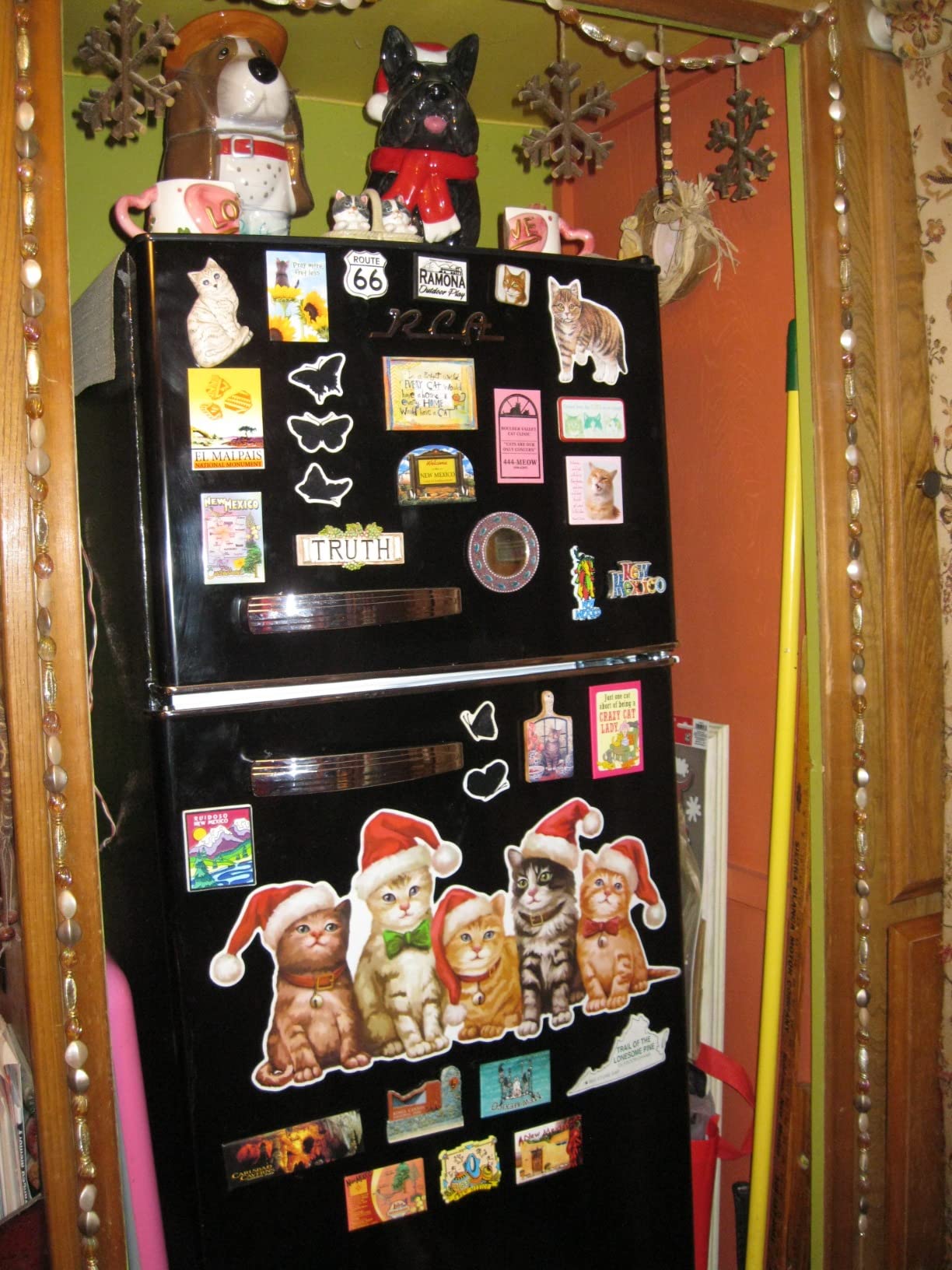 Hamilton Beach HBFR786BLACK6COM 2 Door Apartment Size Refrigerator with Freezer, 7.5 cu. ft, Retro Black customer photo 2