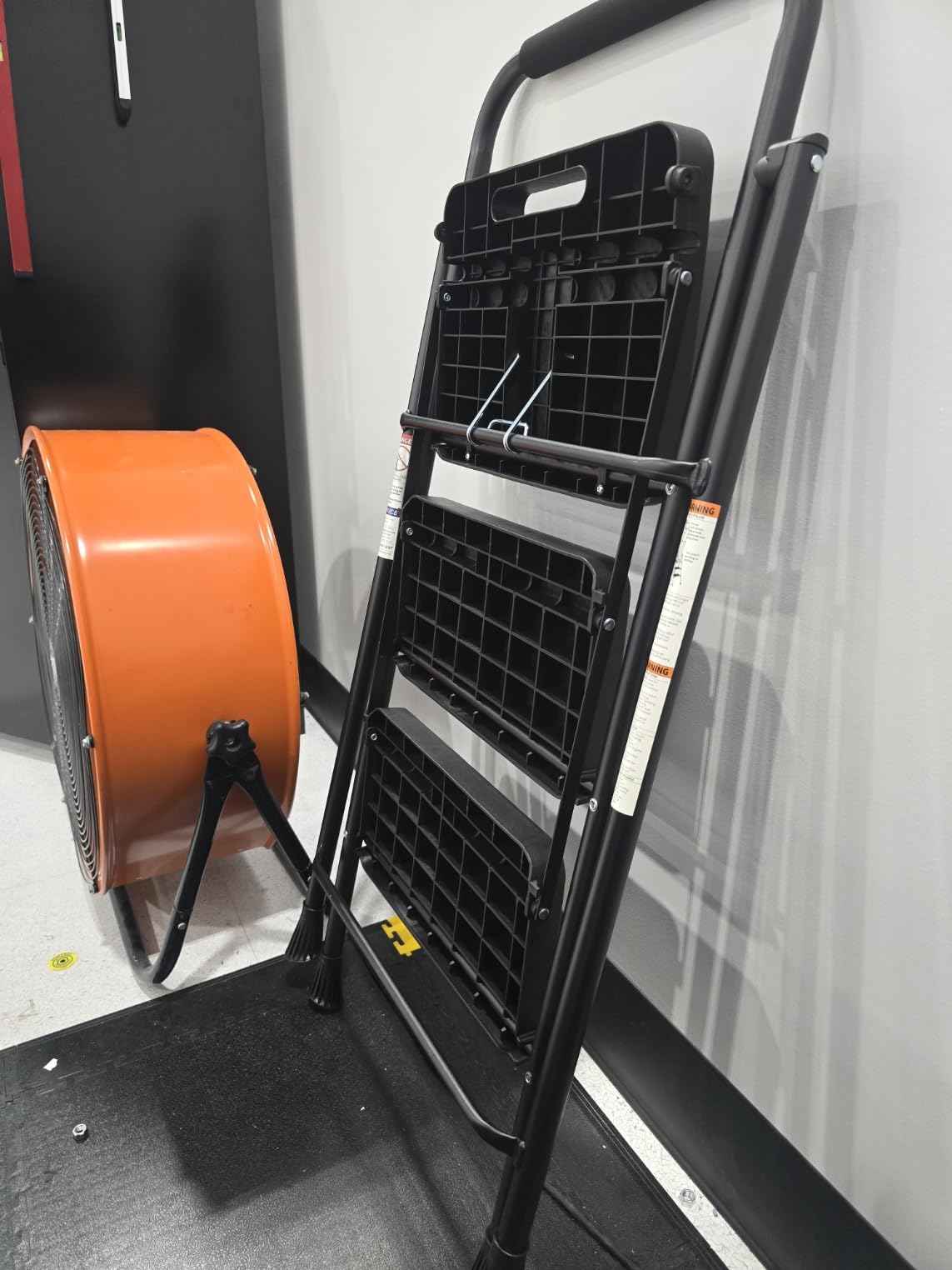 HBTower Step Ladder, Folding Step Stool with Wide Anti-Slip Pedal customer photo 1