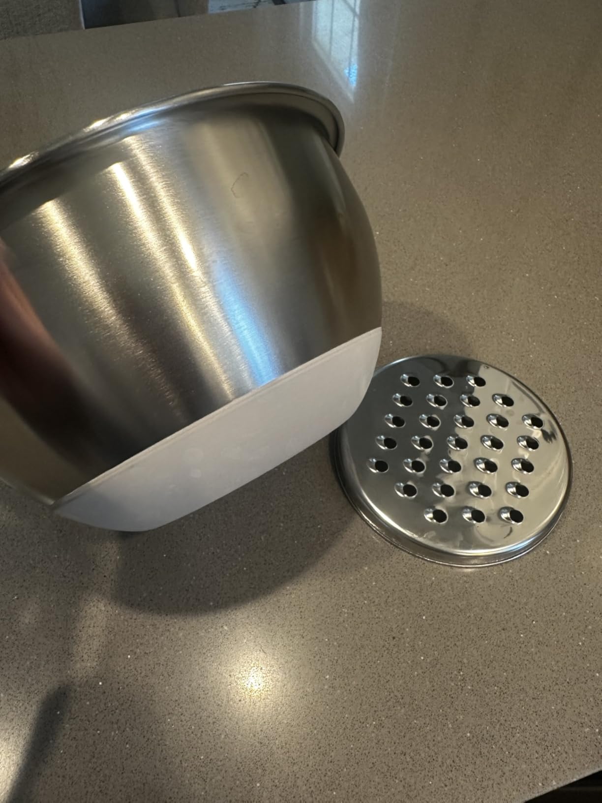 Wildone Mixing Bowls with Airtight Lids Set, 5PCS Stainless Steel Nesting Bowls with Grater Attachments & Non-Slip Bottoms, Size 5, 3, 2, 1.5, 0.63 QT, Great for Mixing & Serving, Khaki customer photo 1