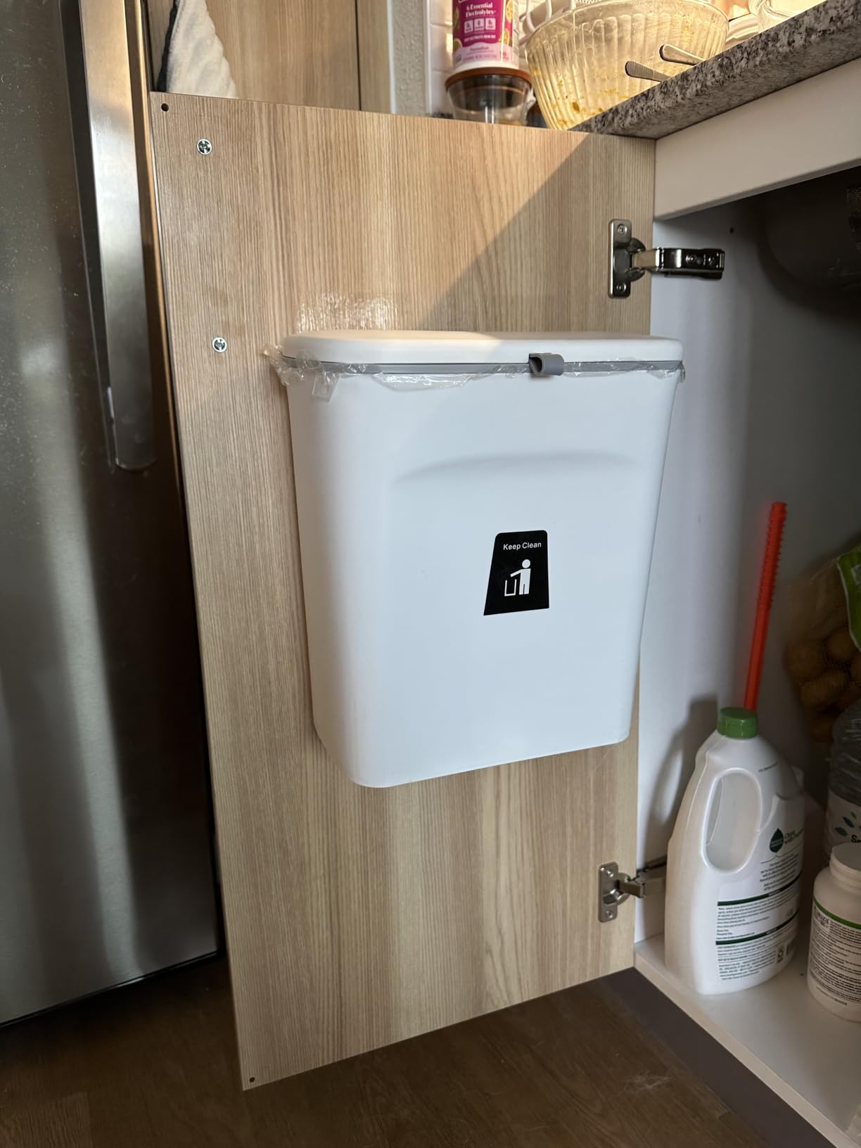 Tiyafuro 2.4 Gallon Kitchen Compost Bin for Counter Top or Under Sink, Hanging Small Trash Can with Lid for Cupboard/Bathroom/Bedroom/Office/Camping, Mountable Indoor Compost Bucket, Gray customer photo 1