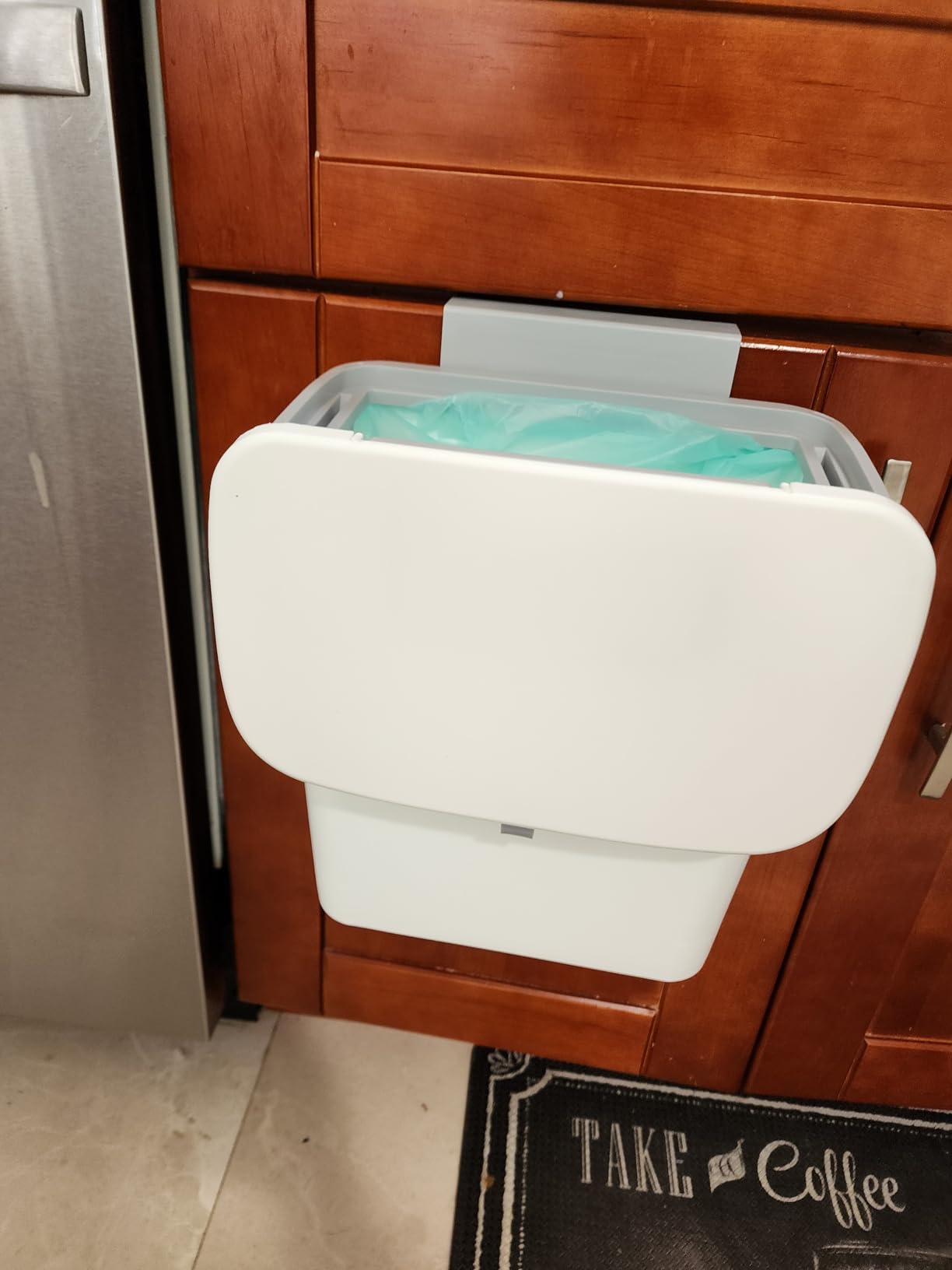 Tiyafuro 2.4 Gallon Kitchen Compost Bin for Counter Top or Under Sink, Hanging Small Trash Can with Lid for Cupboard/Bathroom/Bedroom/Office/Camping, Mountable Indoor Compost Bucket, Gray customer photo 2
