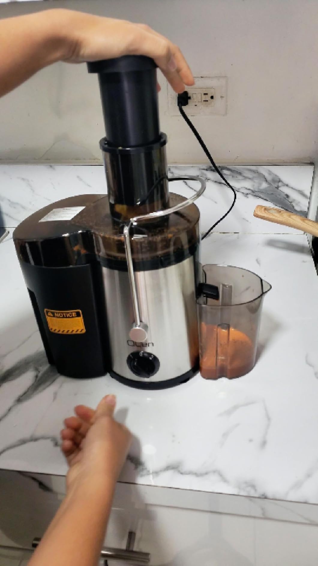 QCen Juicer Machine 500W Centrifugal Juicer with Extra Wide Feed Chute | For Fruits And Vegetables, Stainless Steel, BPA-Free Parts, Easy To Clean, Compact Countertop Juicer, Black, customer photo 1