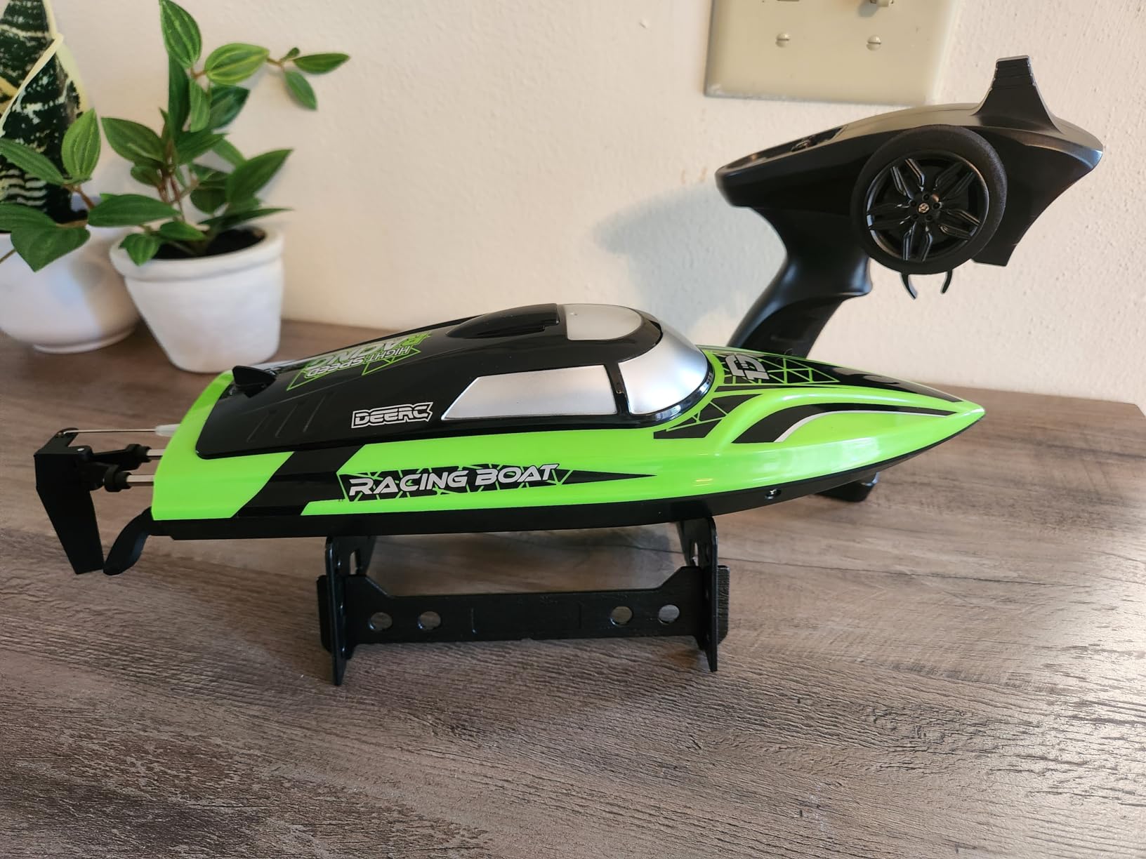 DEERC 14-Inch High Speed RC Boat, 20+ MPH, Auto Self-Righting, 2 Batteries customer photo 1
