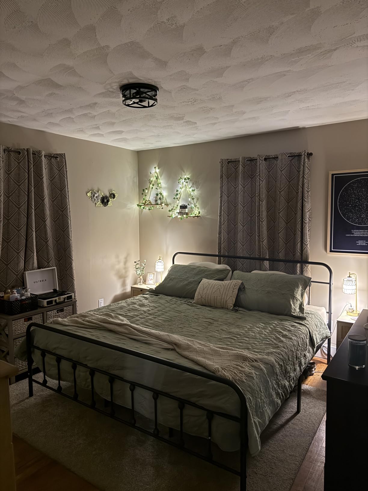 Yaheetech Queen Metal Platform Bed Frame, Victorian Headboard & Footboard customer photo 1