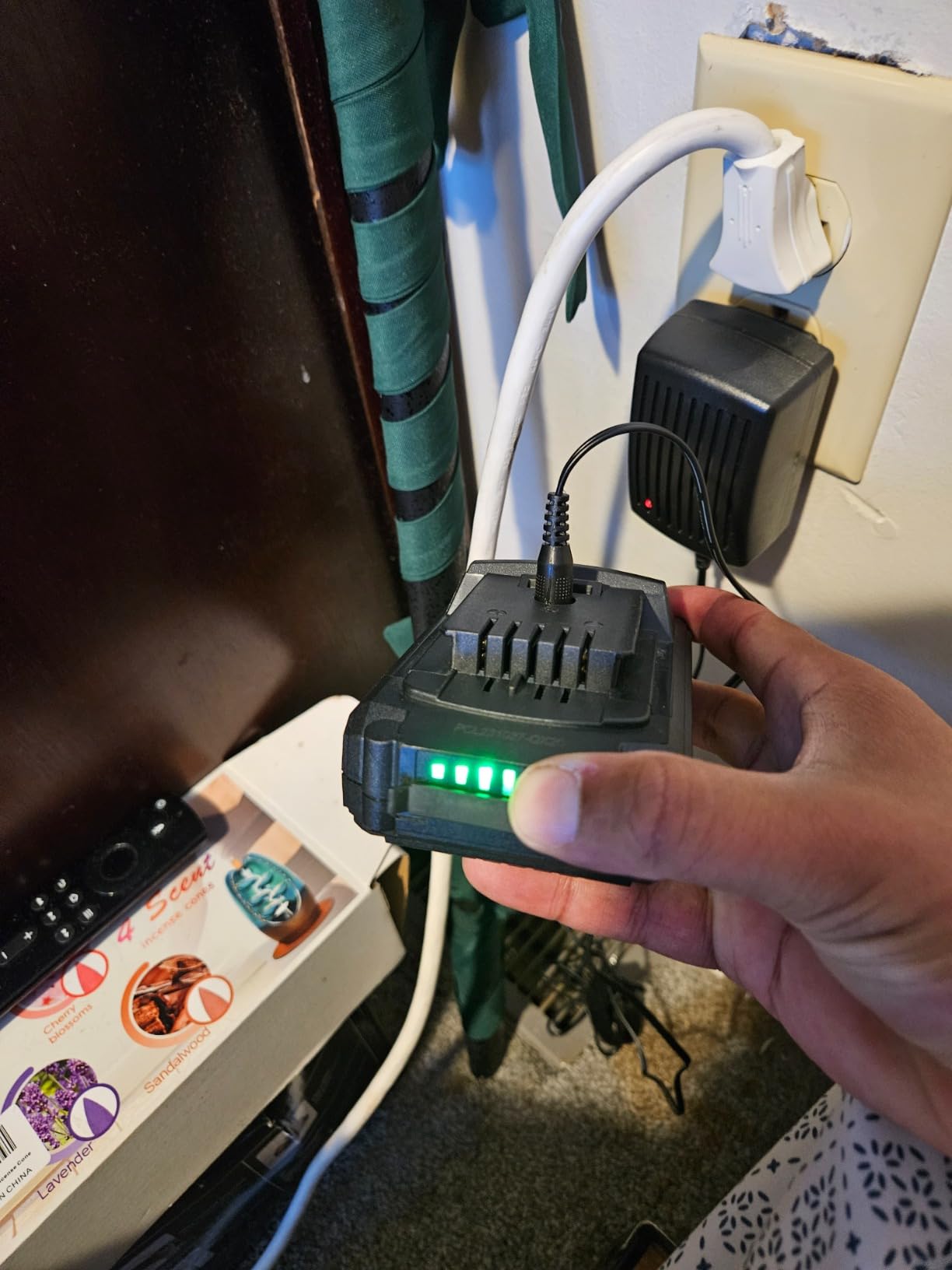 AstroAI Cordless Tire Inflator Portable Air Compressor 160PSI 12VDC Battery customer photo 2