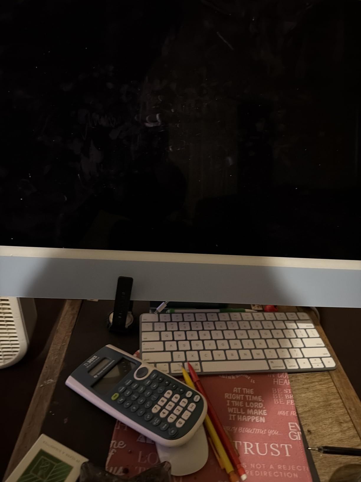 2021 Apple iMac with Apple M1 Chip with 8-core CPU (24-inch, 8GB RAM, 256GB SSD Storage) (QWERTY English) Silver (Renewed) customer photo 2