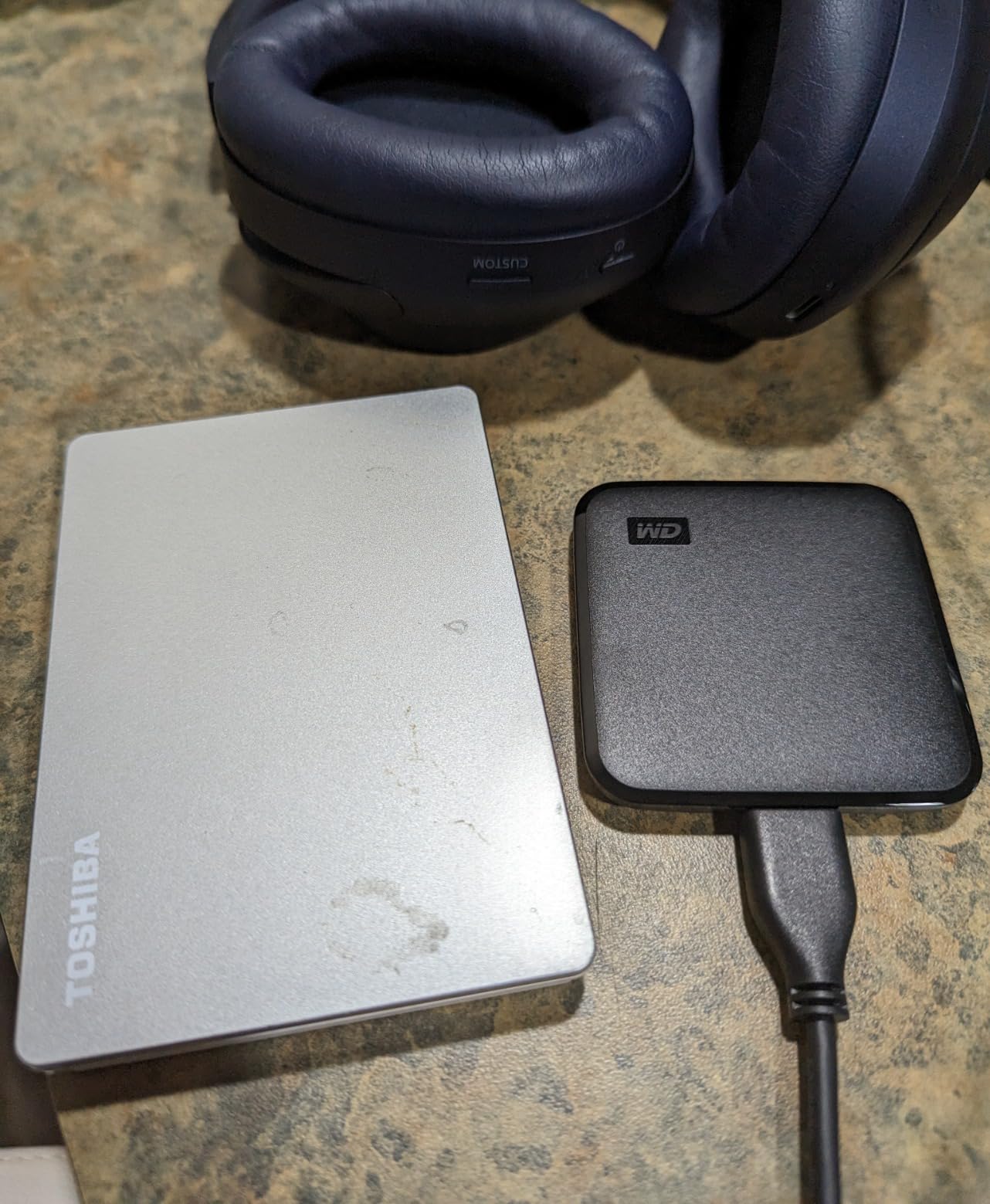 WD 1TB Elements SE - Portable SSD, USB 3.0, Compatible with PC, Mac - WDBAYN0010BBK-WESN customer photo 1
