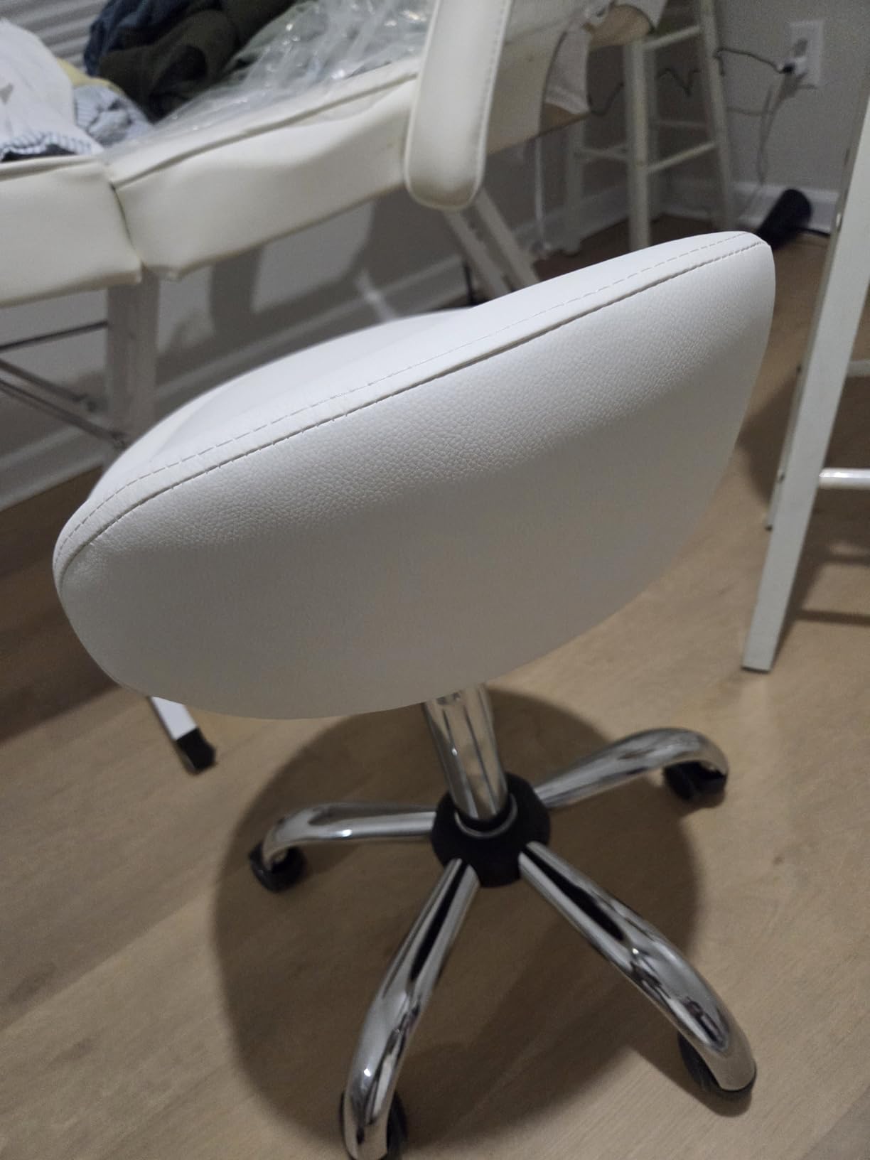Yaheetech Adjustable Rolling Swivel Salon Stool with Backrest, Pink customer photo 2