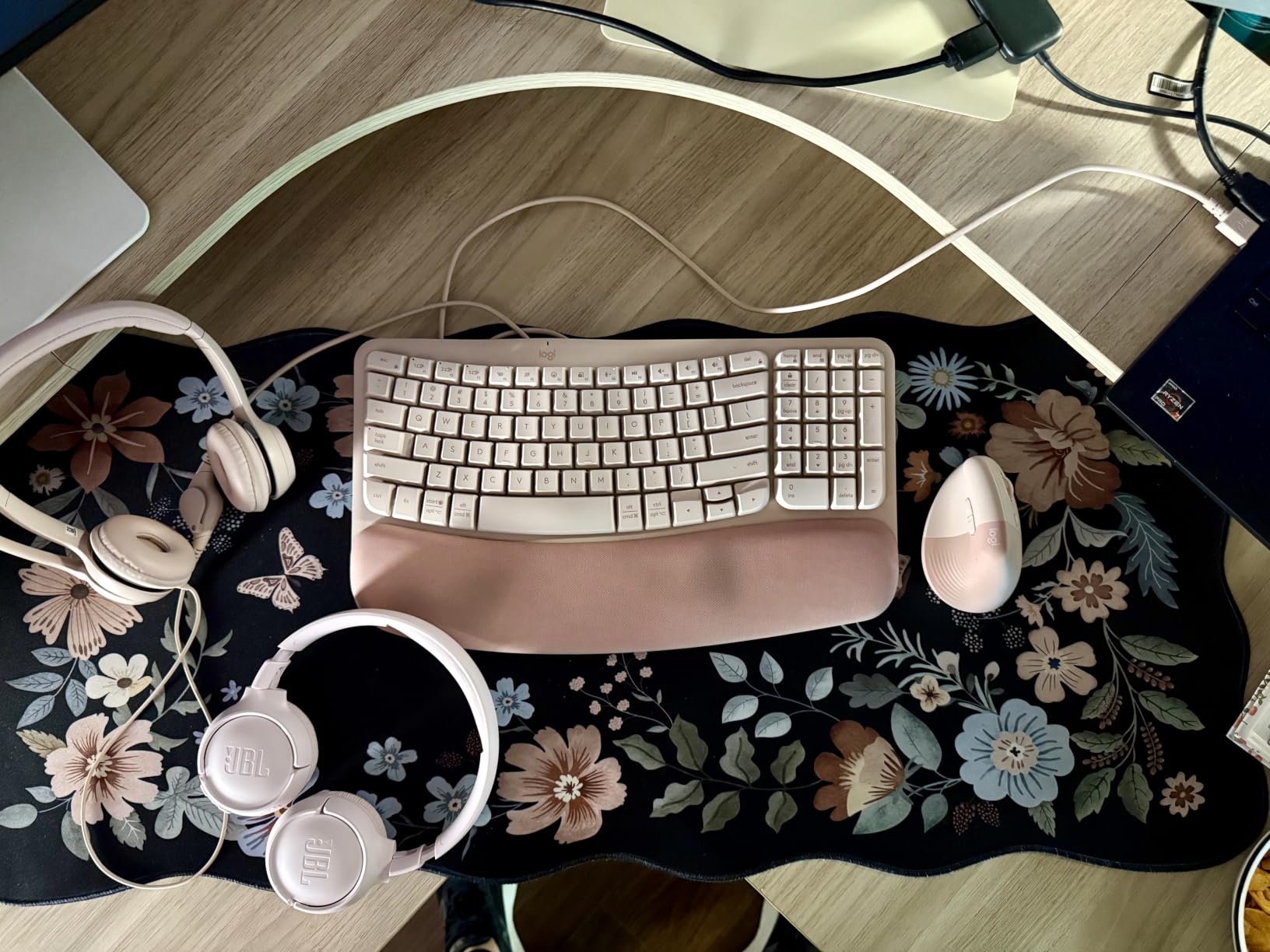 Logitech Lift Vertical Ergonomic Wireless Mouse - Graphite customer photo 1