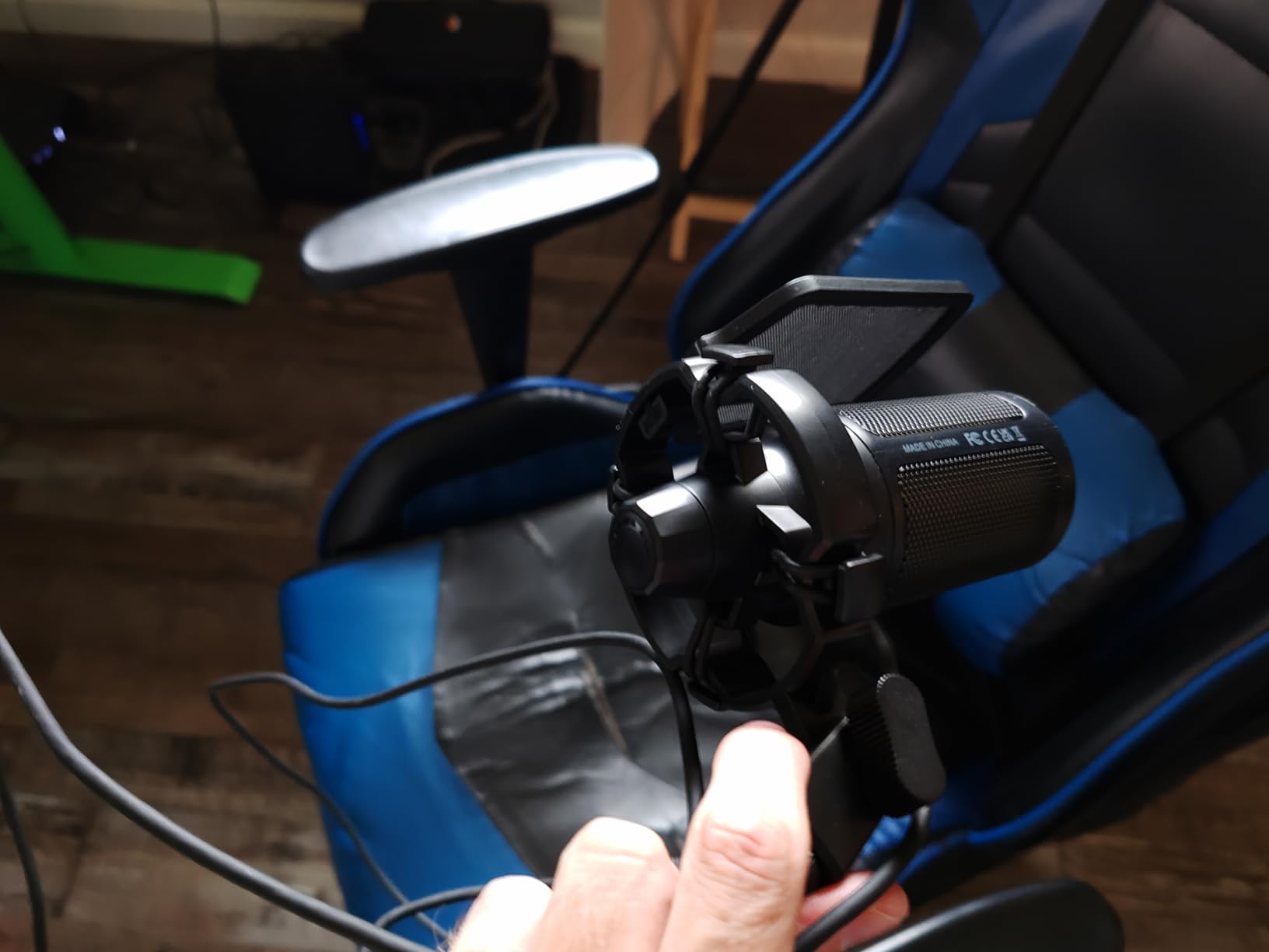 FIFINE AmpliGame A6V USB Gaming Microphone, Condenser RGB Mic for Streaming customer photo 1