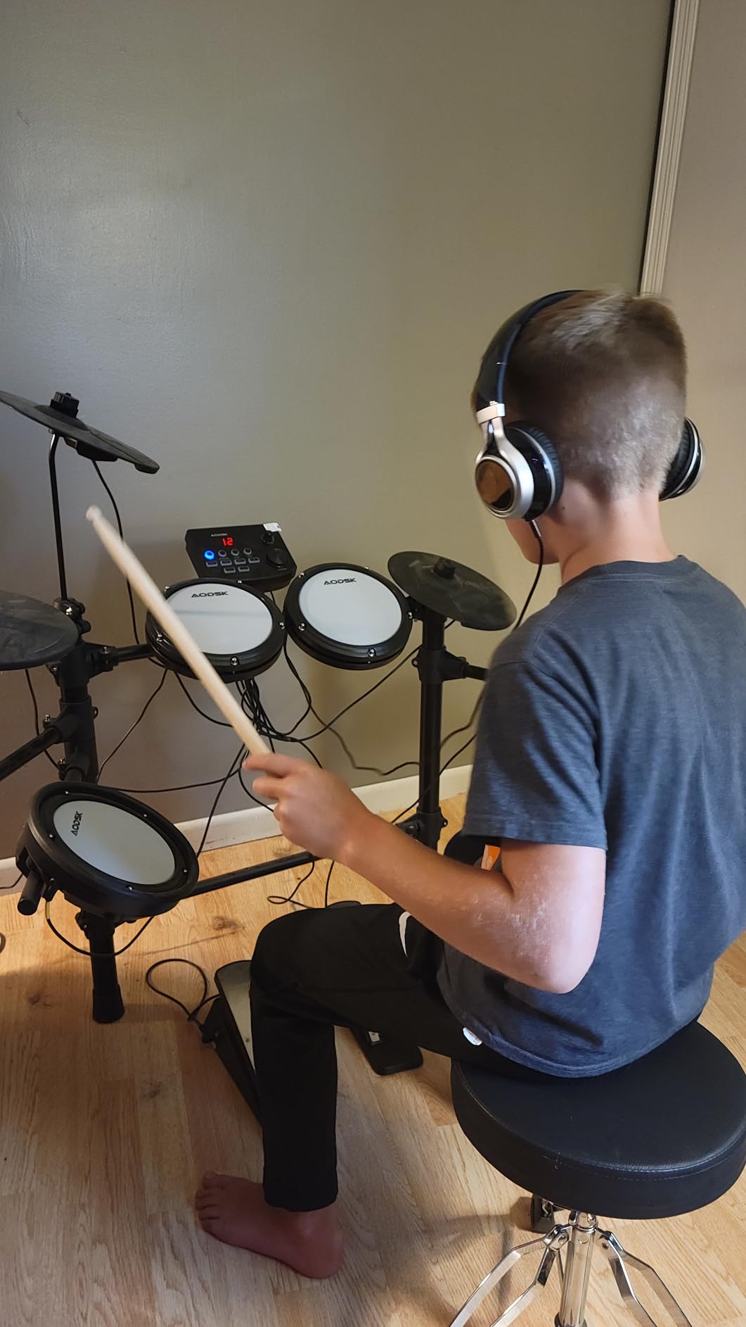 AODSK Electric Drum Set with Quiet Mesh Pads,Electronic Drum for Beginner,USB MIDI,Throne,Headphones,Sticks, Included 15 Kits and 195 Sounds (AED-403-Teenagers Beginners) customer photo 1