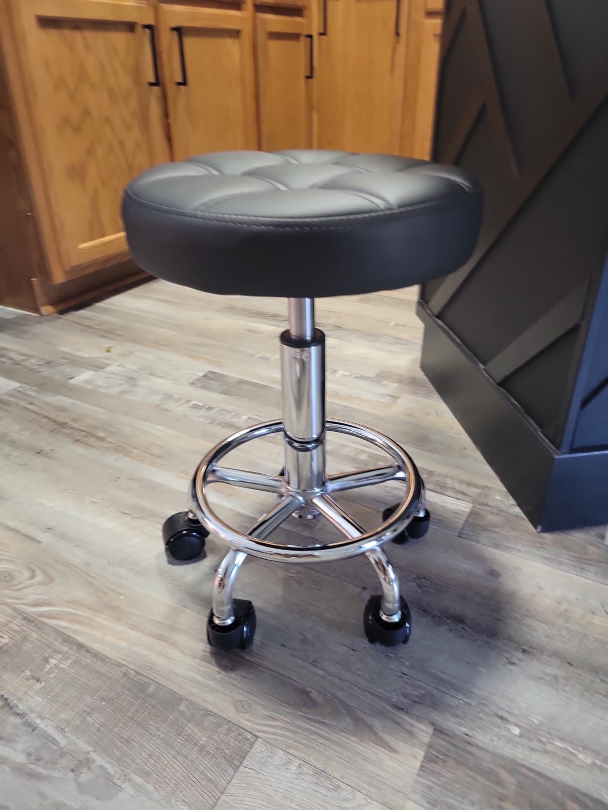 HMTOT Round Rolling Stools PU Leather Seat Height Adjustable Swivel Stool with Wheels Black customer photo 2