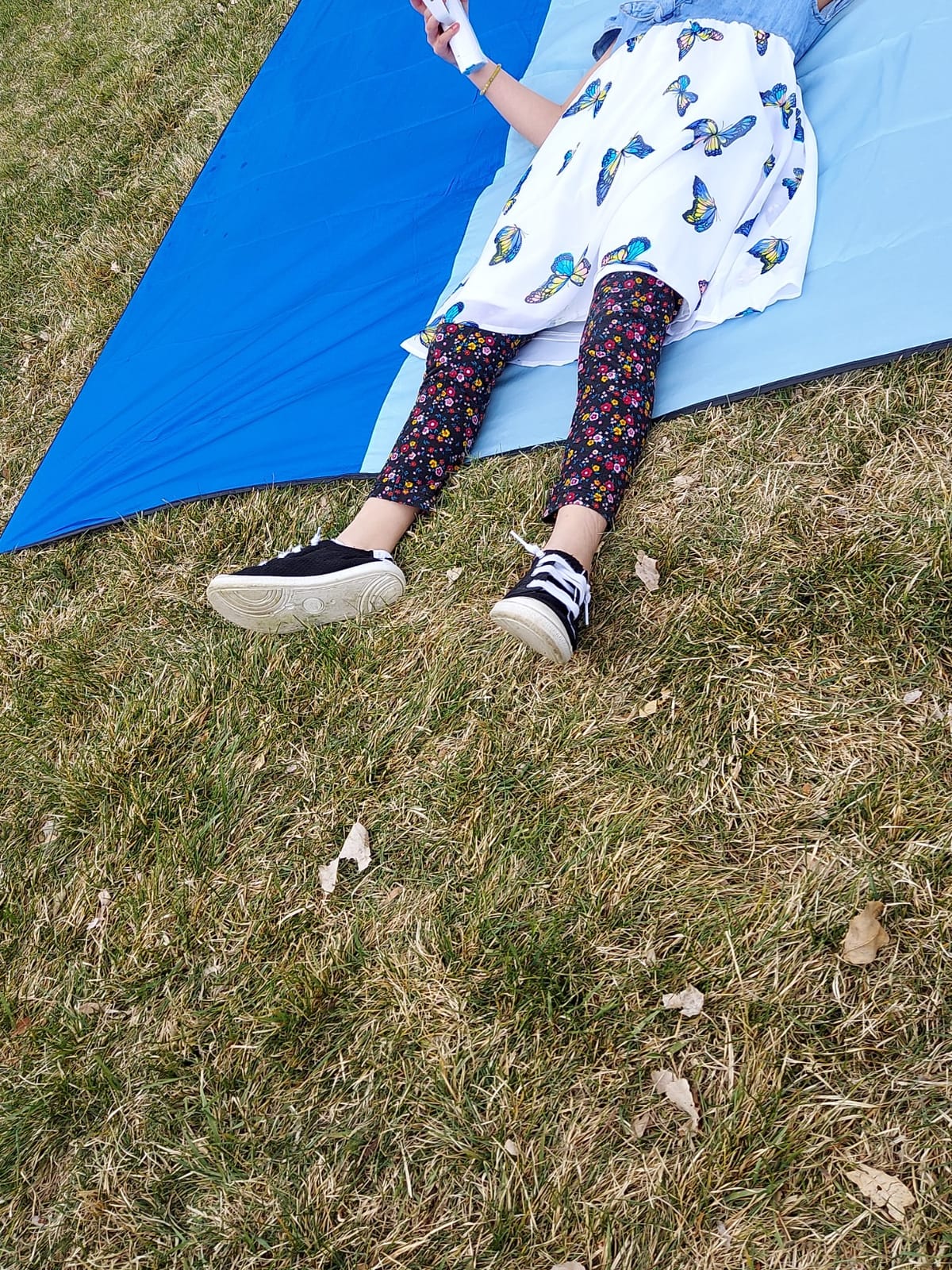 OCOOPA Extra Large Beach Blanket, Sand Free, Large Oversized Camping Mat, Comfortable Parachute Nylon, Cozy& Chic, Compact& Light, 4 Stakes&1 Travel Bag, S09 customer photo 2