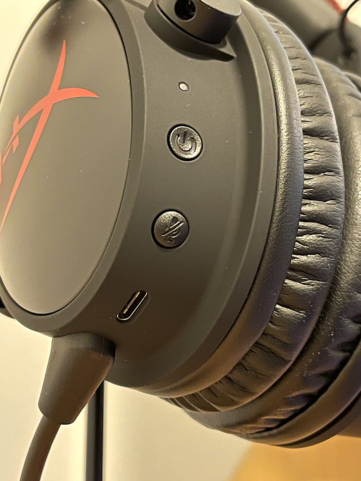 HyperX Cloud Alpha Wireless - Gaming Headset for PC, 300-hour battery life, DTS Headphone:X Spatial Audio, Memory foam, Dual Chamber Drivers, Noise-canceling mic, Durable aluminum frame,Red customer photo 1