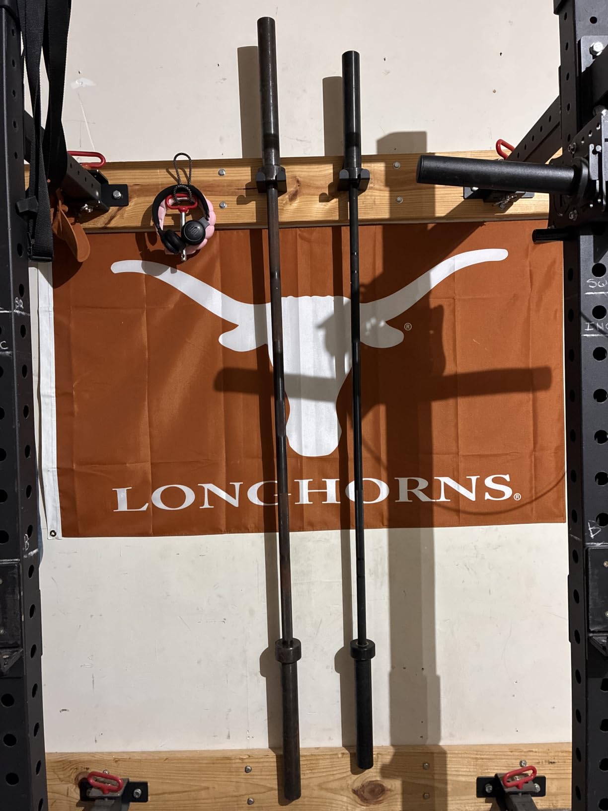 JNIHEEP Olympic Barbell Hanger,Garage Gym Bar Wall Rack,Vertical Barbell Mount Rack,Black Powder Coated,Space Saving Commercial or Home Gym Accessory,Holds Under 33mm Bar Size customer photo 1